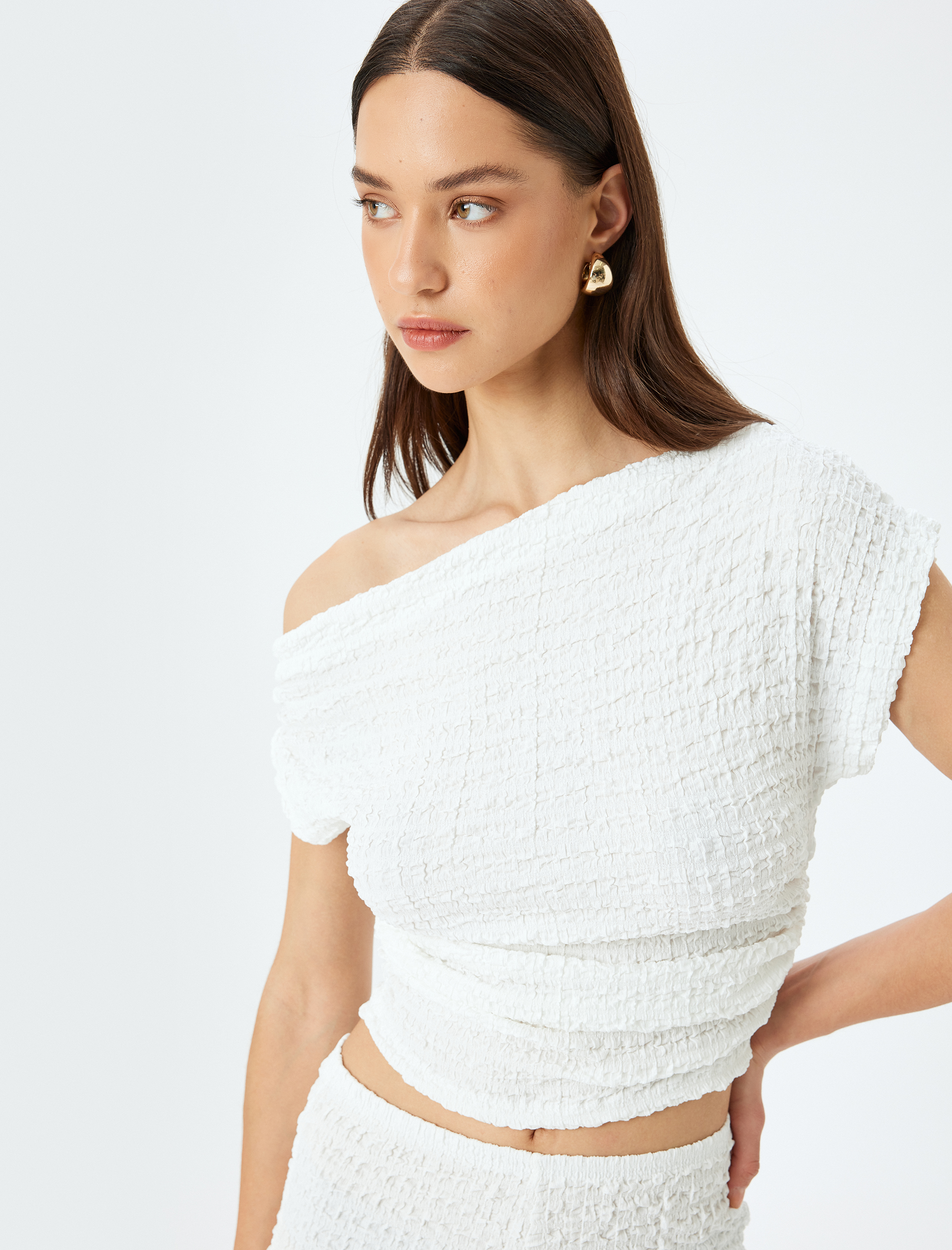   Bürümcük Kumaş Kolsuz Dokulu Asimetrik Yaka Crop Üst