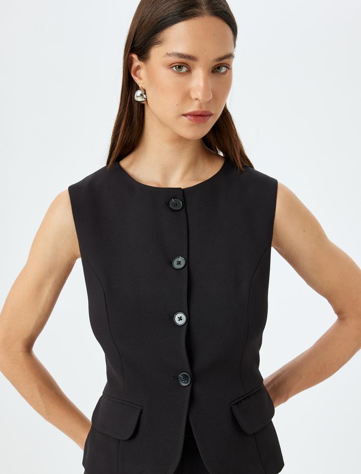  Kapaklı Cep Detaylı Düğmeli Yuvarlak Yaka Yelek