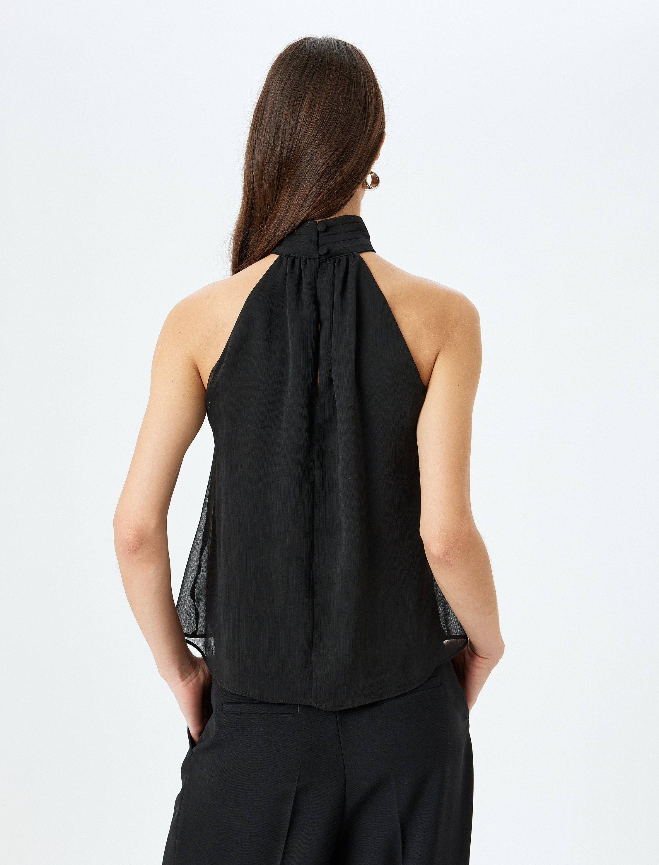   Çiçek Aplike Detaylı Halter Yaka Bluz