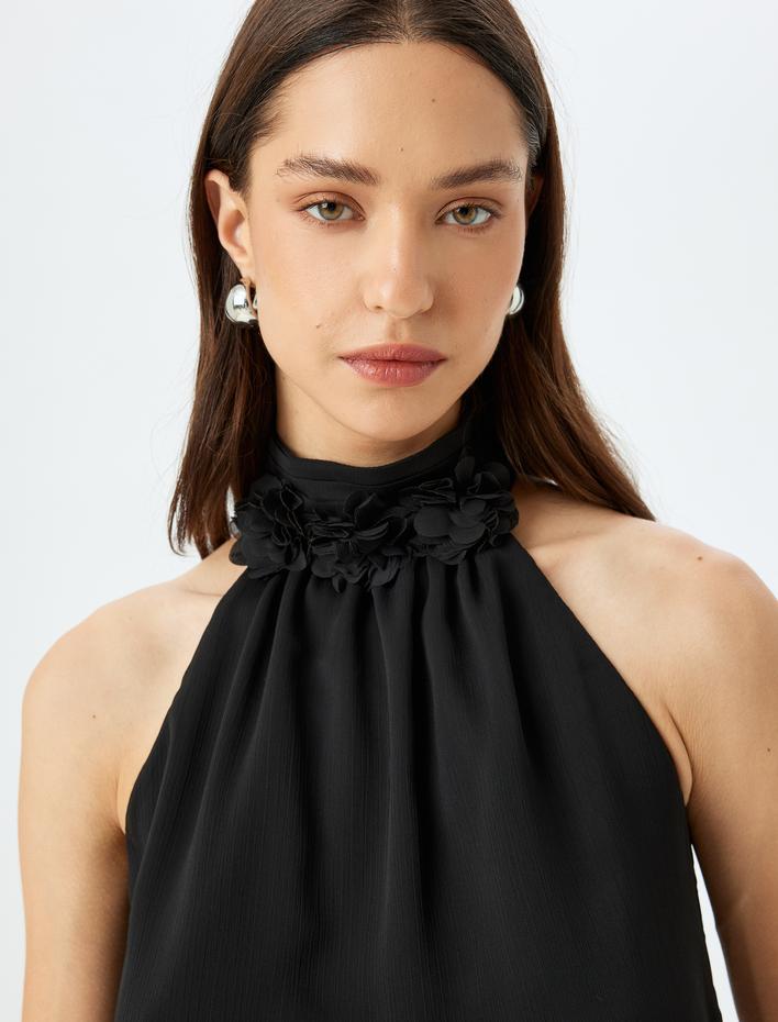  Çiçek Aplike Detaylı Halter Yaka Bluz