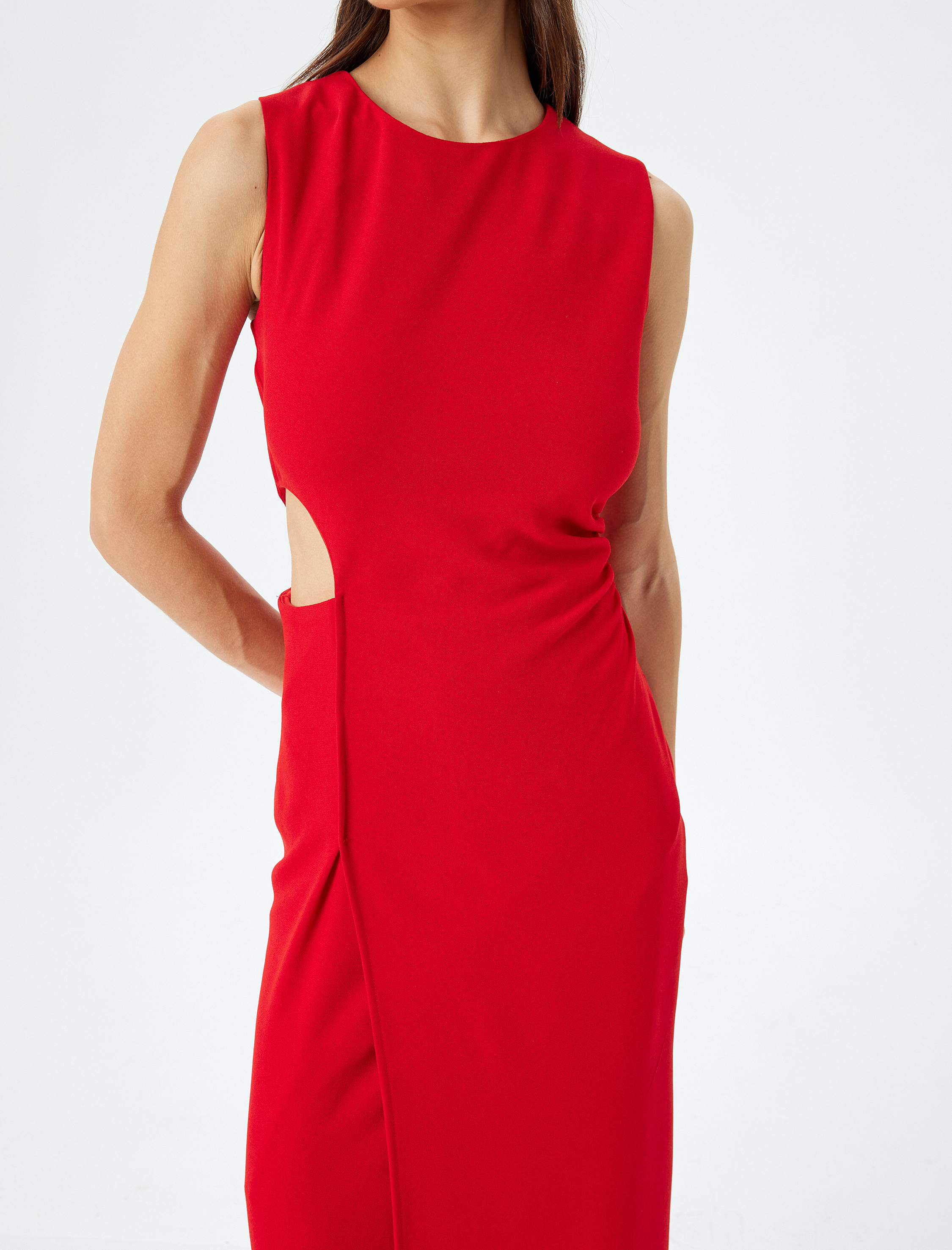 Yırtmaçlı Pencere Detaylı Yuvarlak Yaka Kolsuz Kruvaze Uzun Elbise