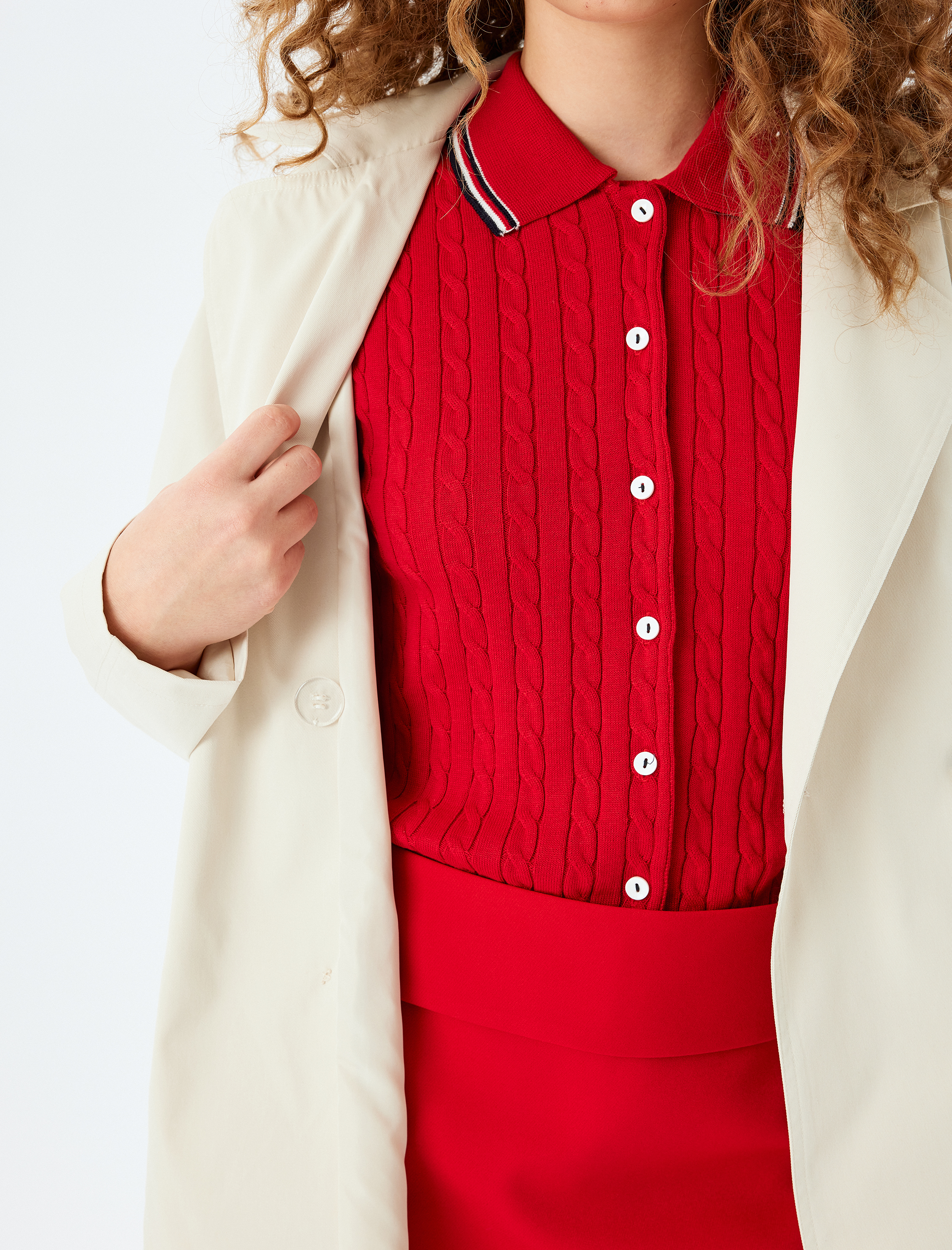   Kruvaze Yaka Düğmeli Kemerli Cep Detaylı Kısa Trençkot