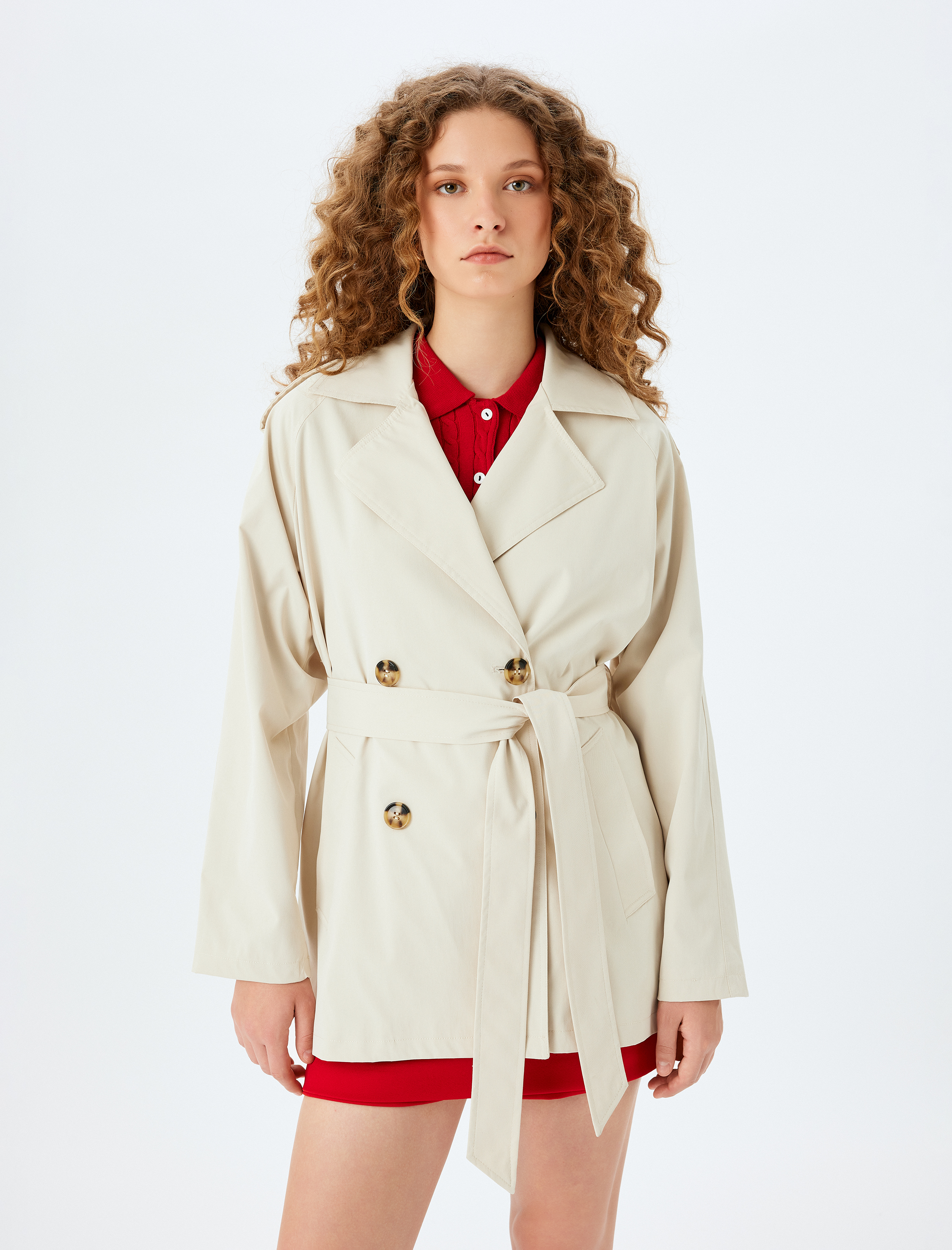   Kruvaze Yaka Düğmeli Kemerli Cep Detaylı Kısa Trençkot