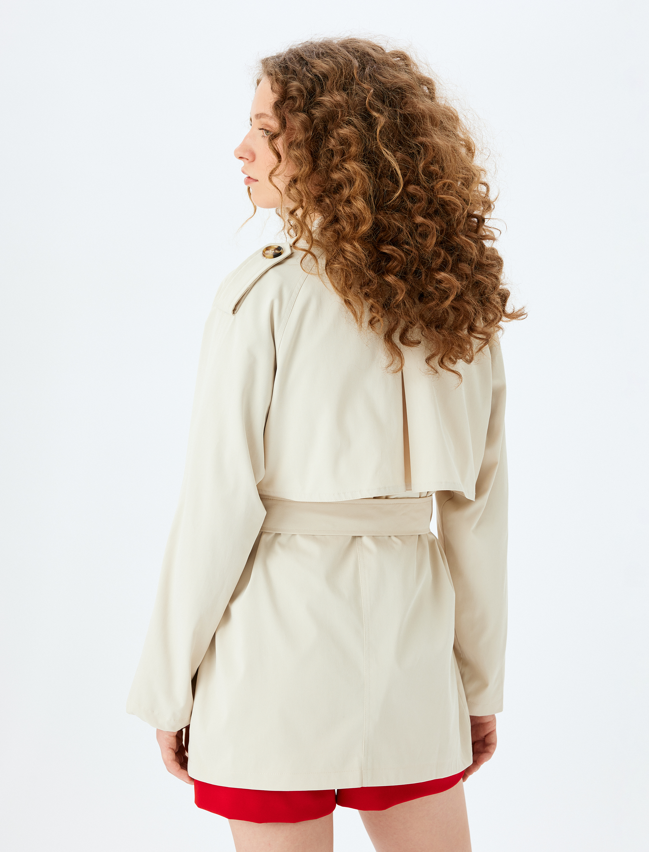   Kruvaze Yaka Düğmeli Kemerli Cep Detaylı Kısa Trençkot