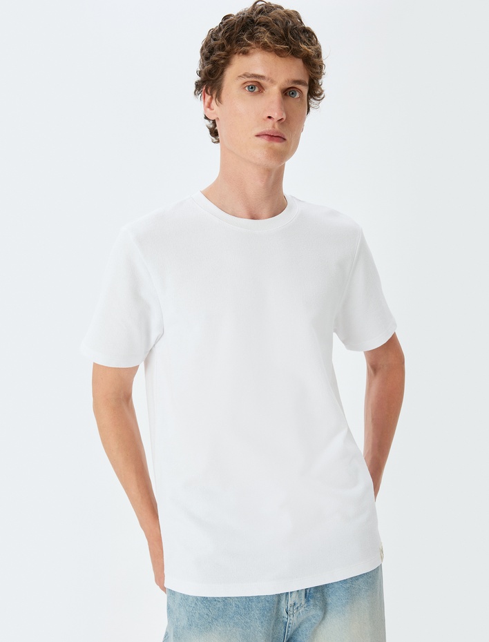  Bisiklet Yaka Regular Fit Kısa Kollu Tok Kumaş Etiket Detaylı Basic Tişört