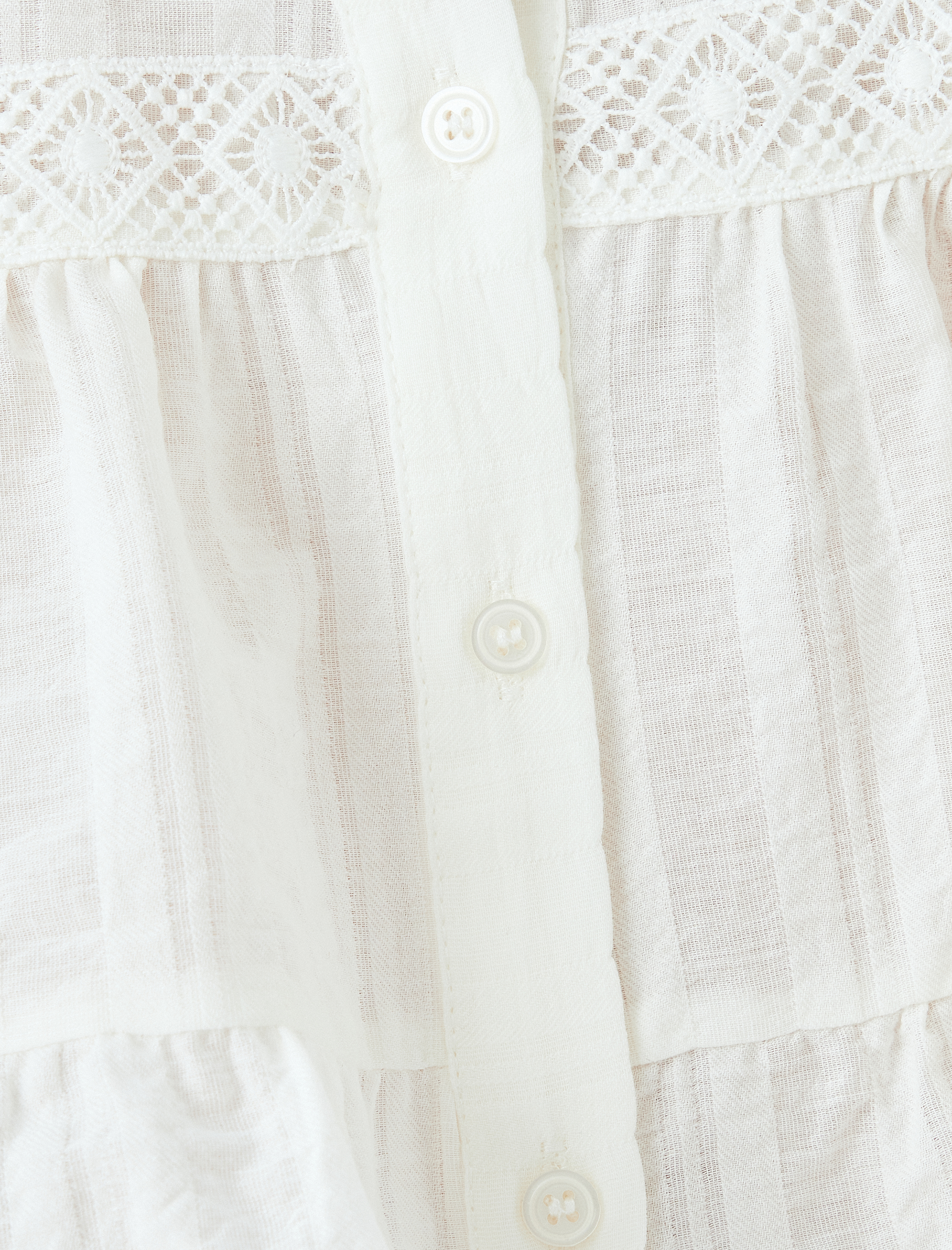   V Yaka Düğmeli Rahat Kalıp Brode Detaylı Uzun Kollu Bluz