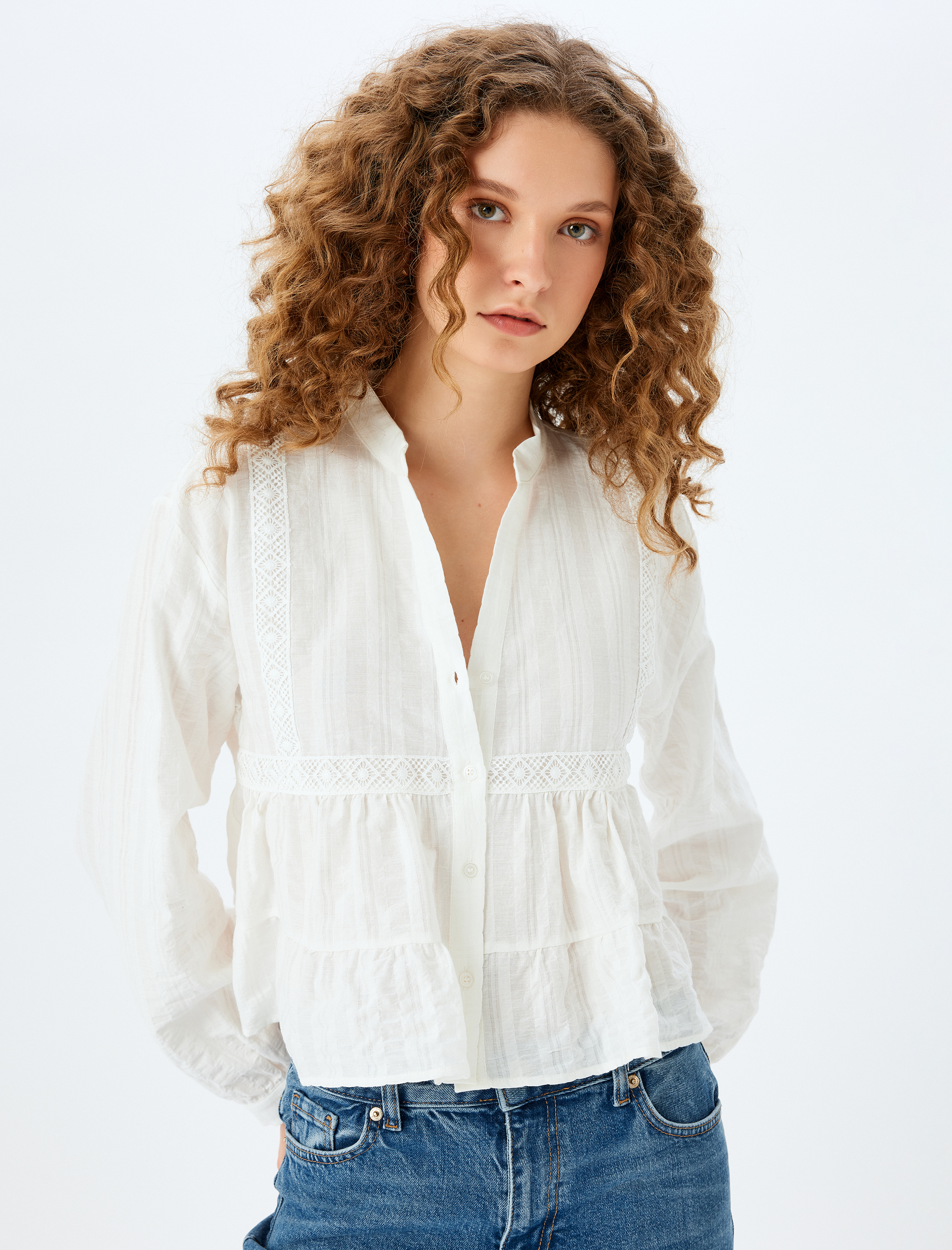   V Yaka Düğmeli Rahat Kalıp Brode Detaylı Uzun Kollu Bluz