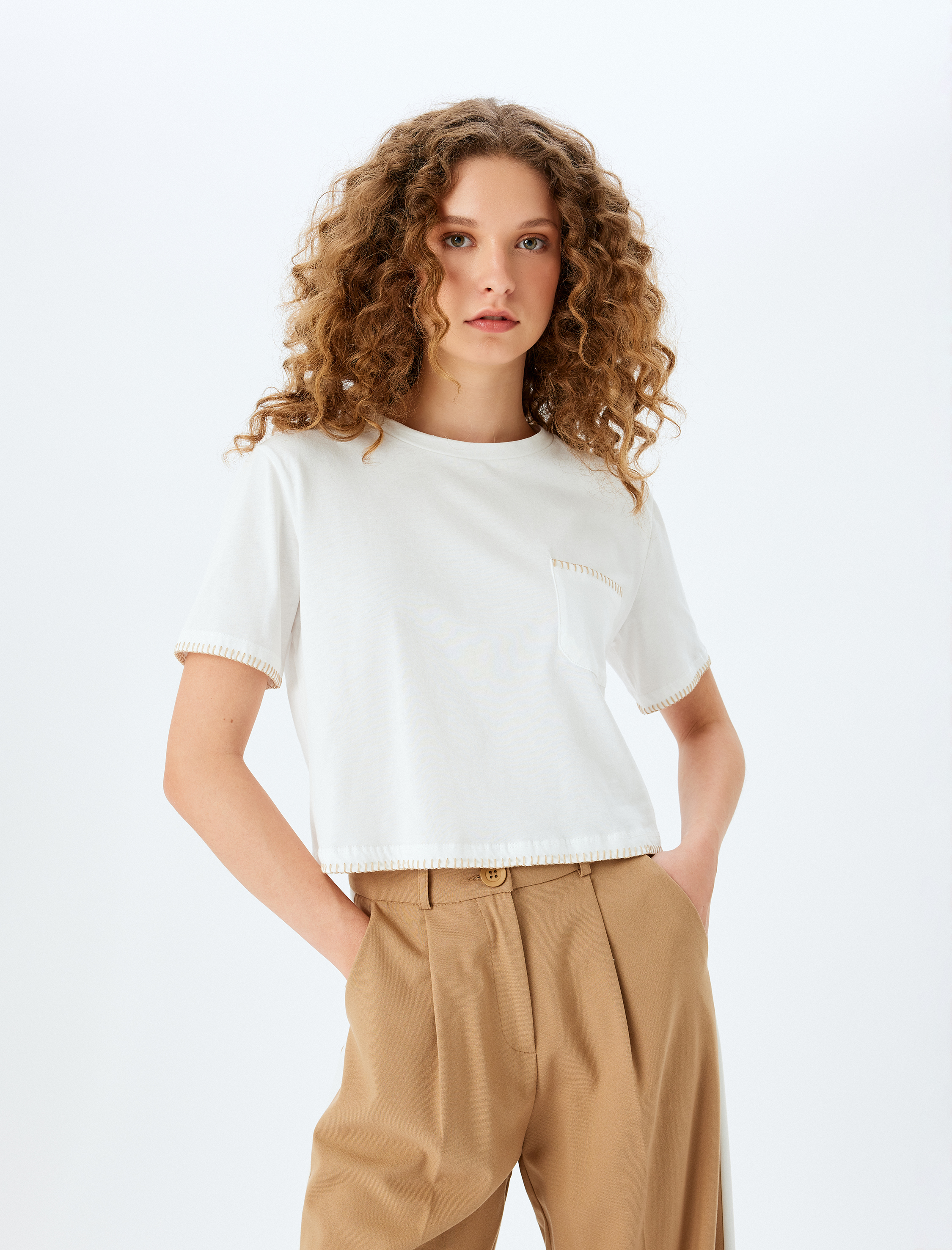   Bisiklet Yaka Cepli Dikiş Detaylı Kısa Kollu Tişört