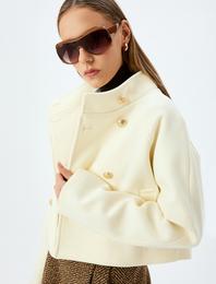 Düğmeli Dik Yaka Cep Detaylı Kısa Mevsimlik Ceket