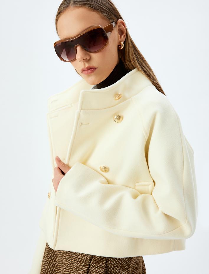  Düğmeli Dik Yaka Cep Detaylı Kısa Mevsimlik Ceket