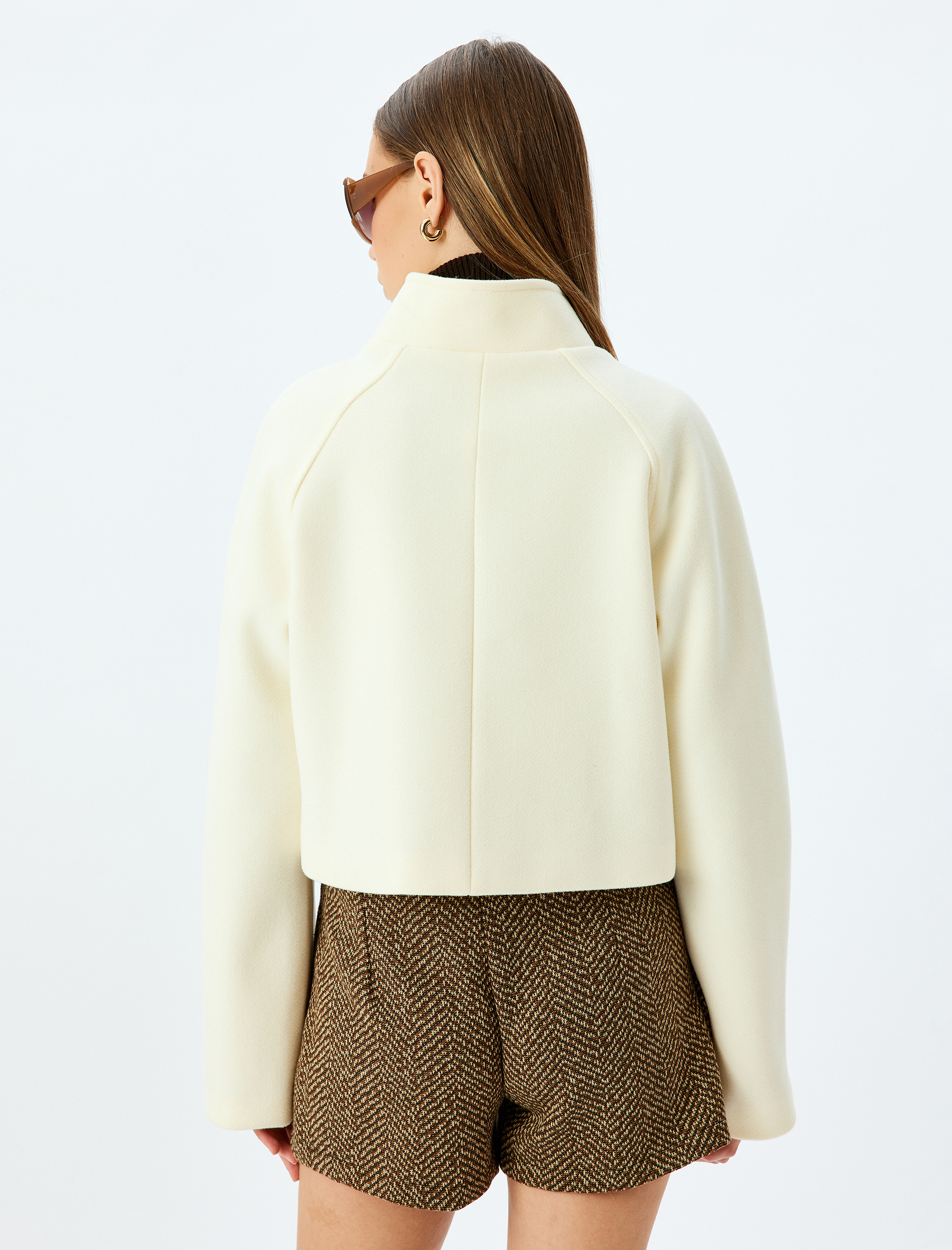   Düğmeli Dik Yaka Cep Detaylı Kısa Mevsimlik Ceket