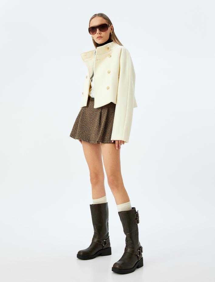  Düğmeli Dik Yaka Cep Detaylı Kısa Mevsimlik Ceket