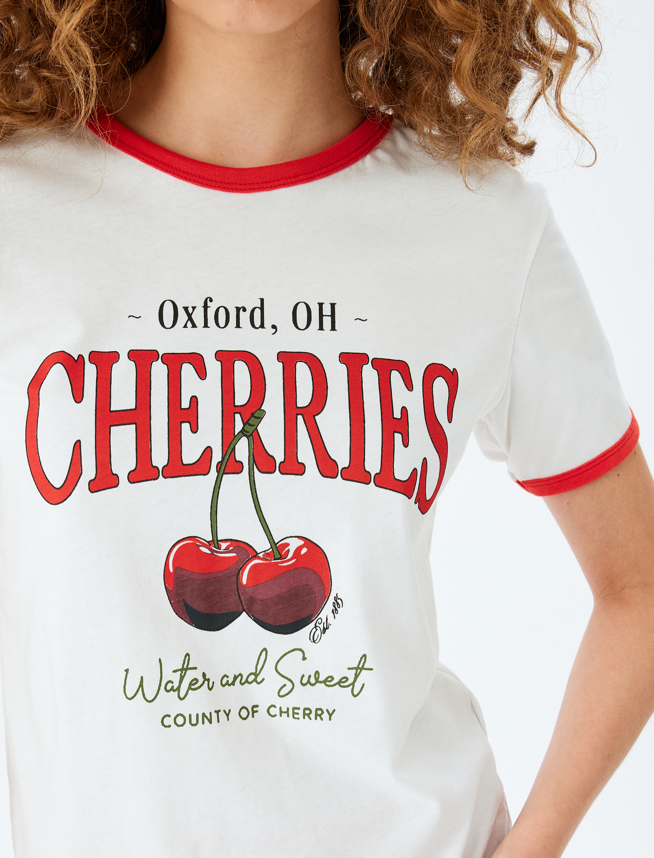 Kiraz Baskılı Biyeli Bisiklet Yaka Kısa Kollu Tişört