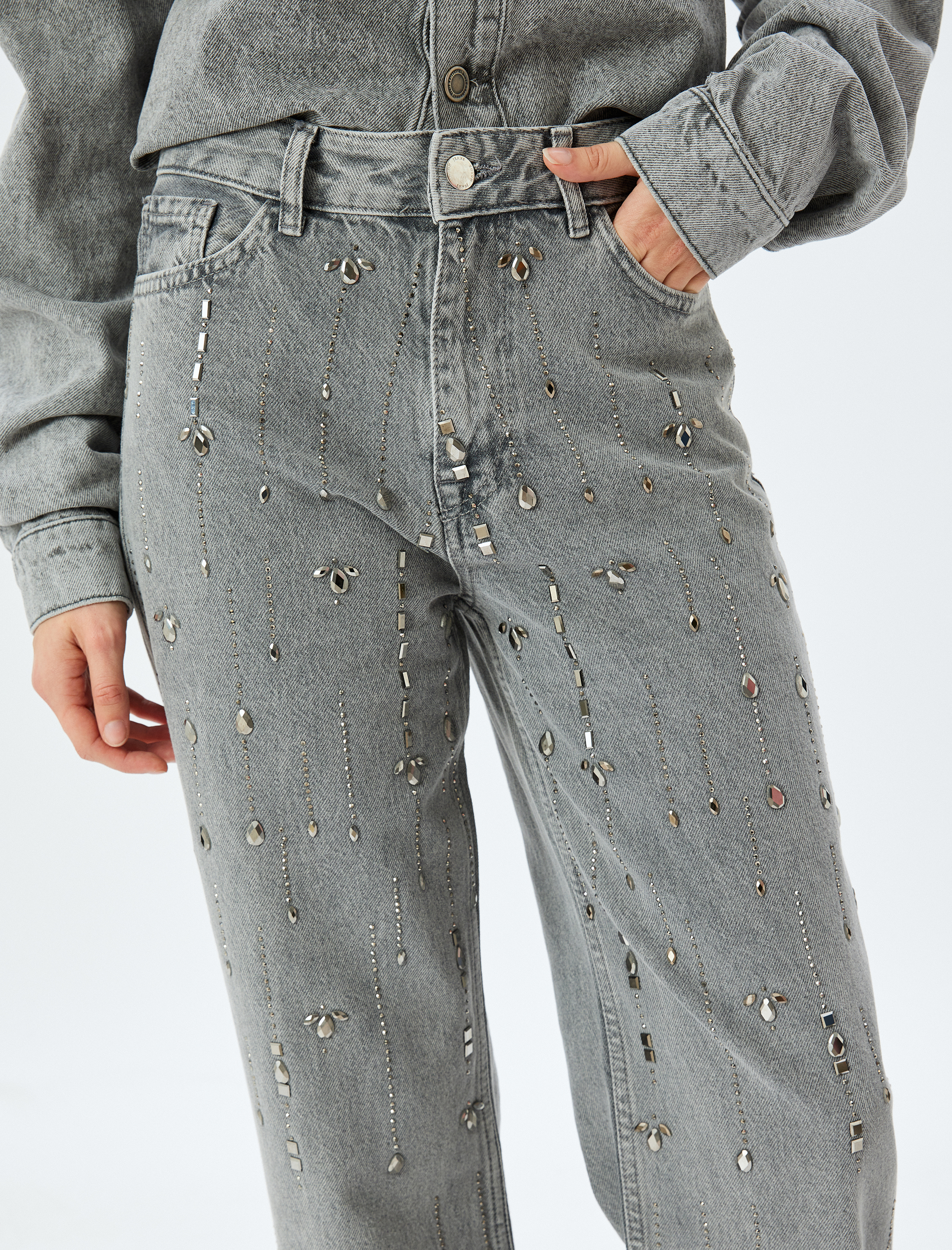   Düz Uzun Paça Normal Bel Cep Detaylı Taşlı Kot Pantolon - Longer Straight Fit Jean