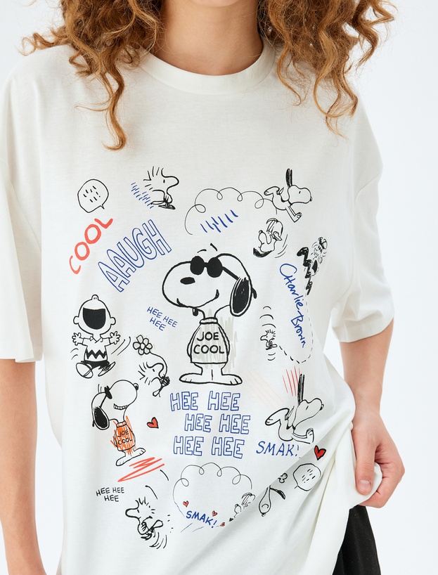 Snoopy Lisanslı Kısa Kollu Bisiklet Yaka Baskılı Tişört_4