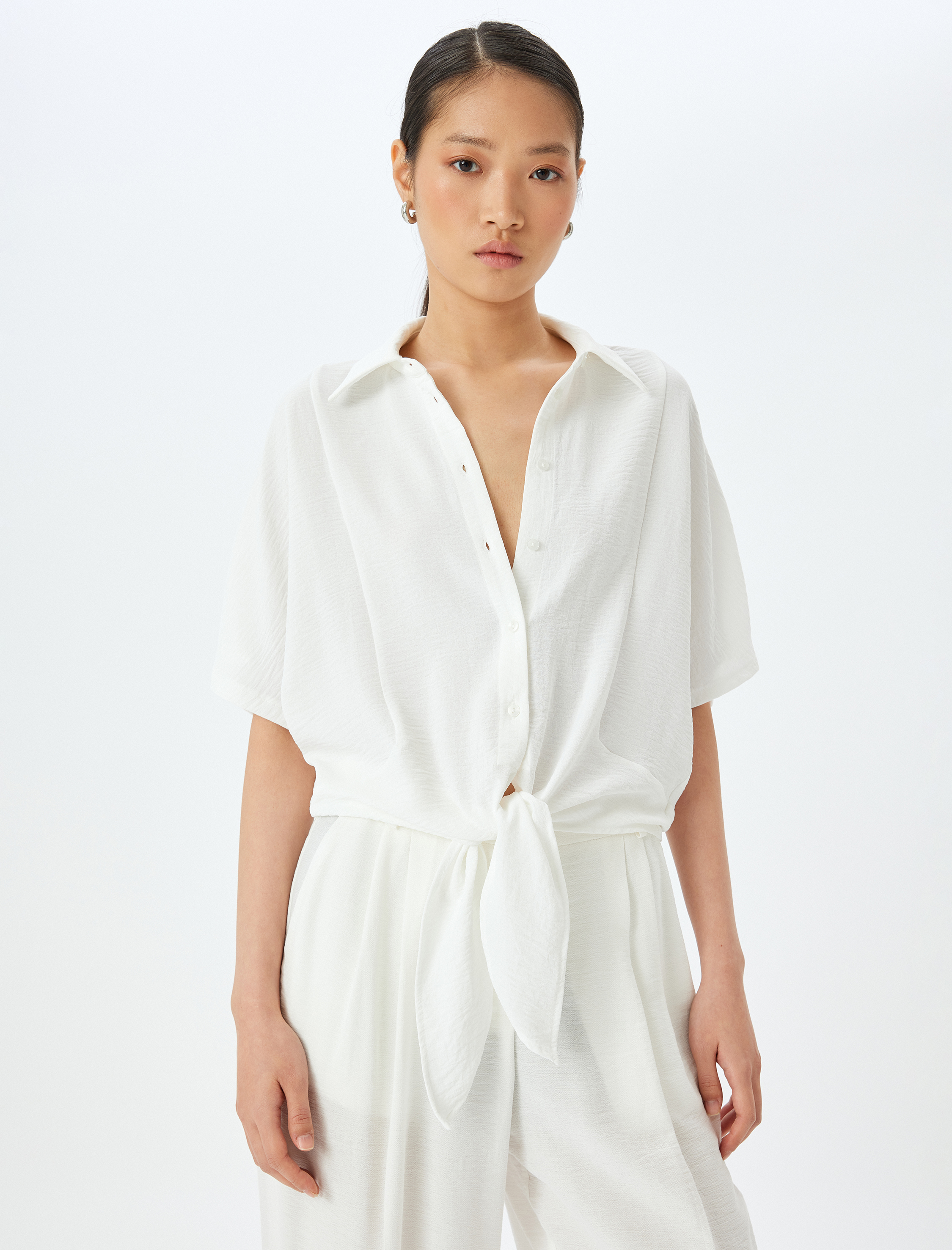   Klasik Yaka Önden Bağlama Detaylı Kısa Kollu Gömlek