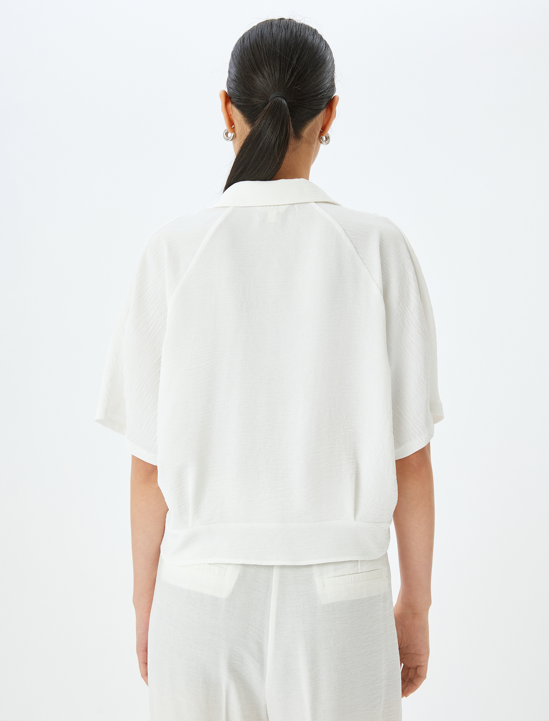   Klasik Yaka Önden Bağlama Detaylı Kısa Kollu Gömlek