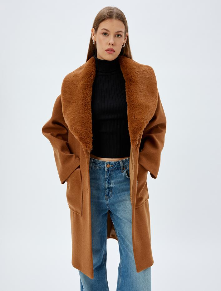  Çıkarılabilir Suni Kürk Yaka Detaylı Uzun Kaban Kruvaze Cepli Düğmeli