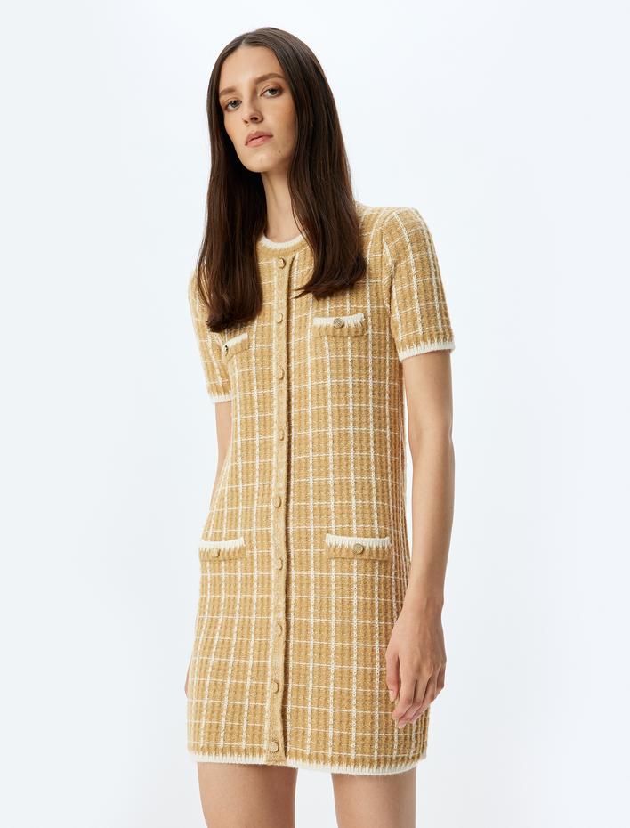  Rahat Kalıp Kısa Kollu Yuvarlak Yaka Cepli Düğmeli Mini Triko Elbise