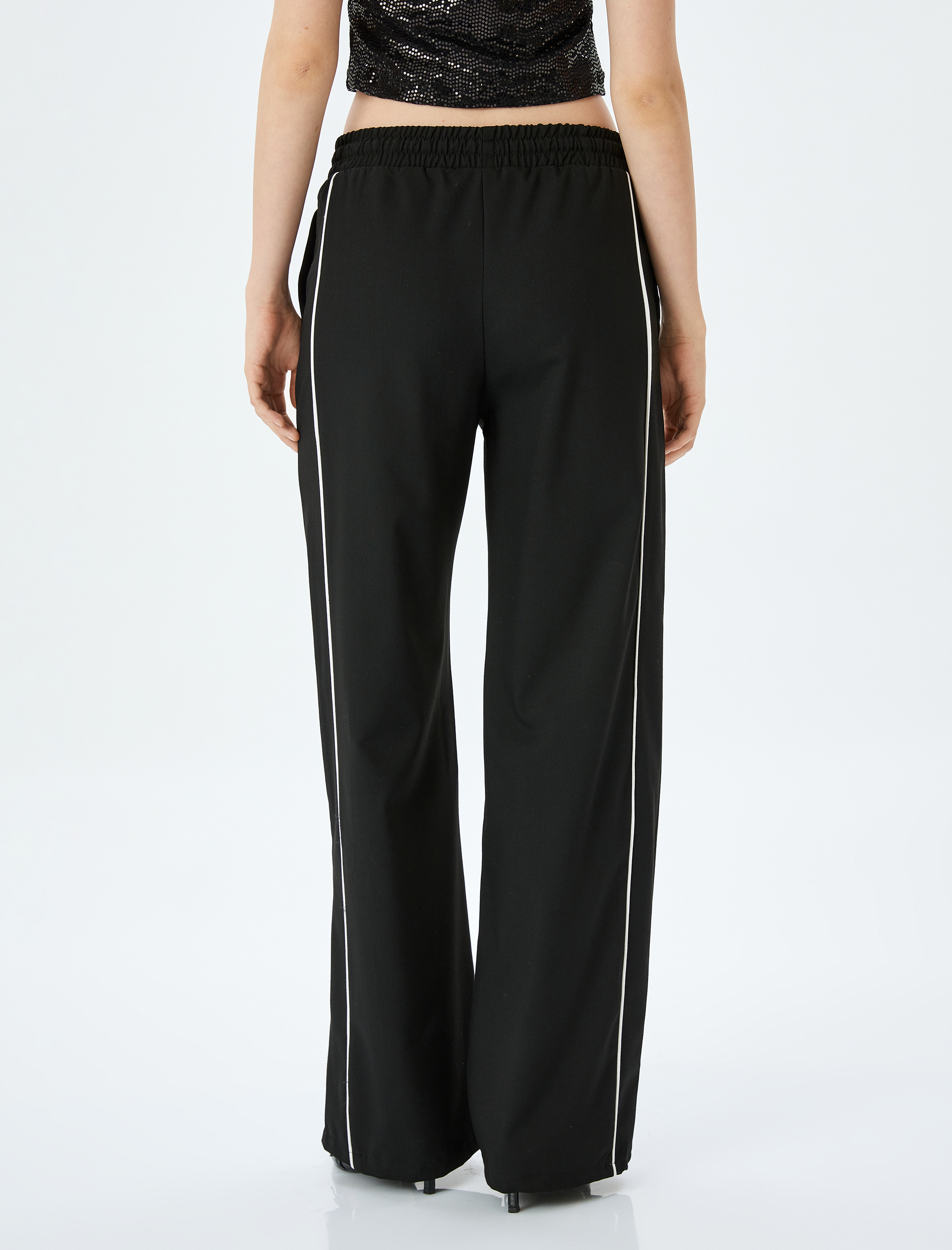   Beli Bağcıklı Biyeli Cepli Geniş Paça Eşofman Pantolon