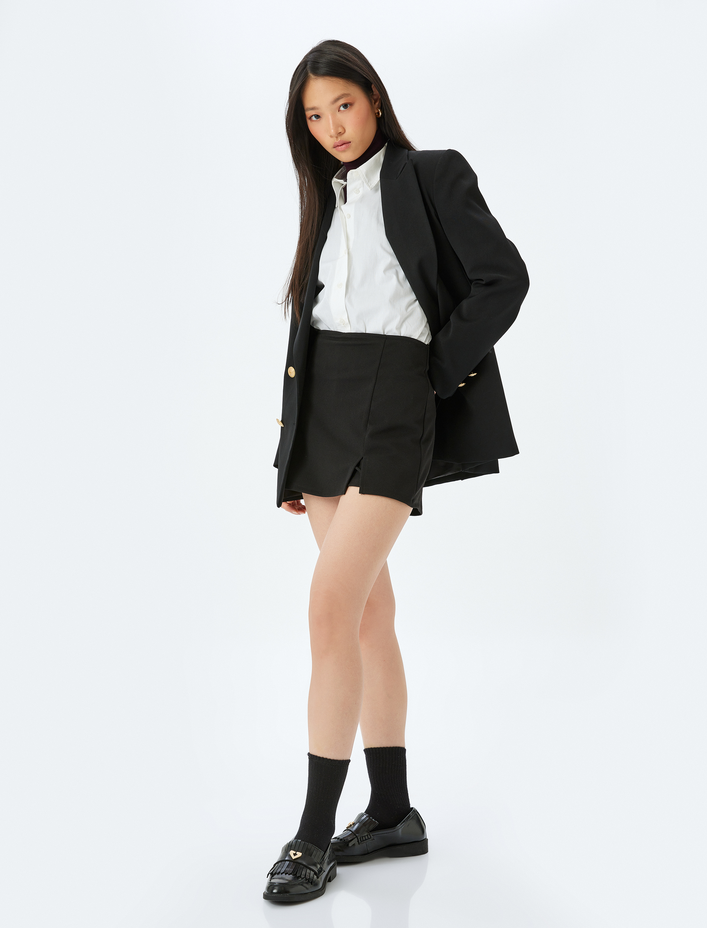   Standart Bel Yırtmaç Detaylı Mini Şort Etek