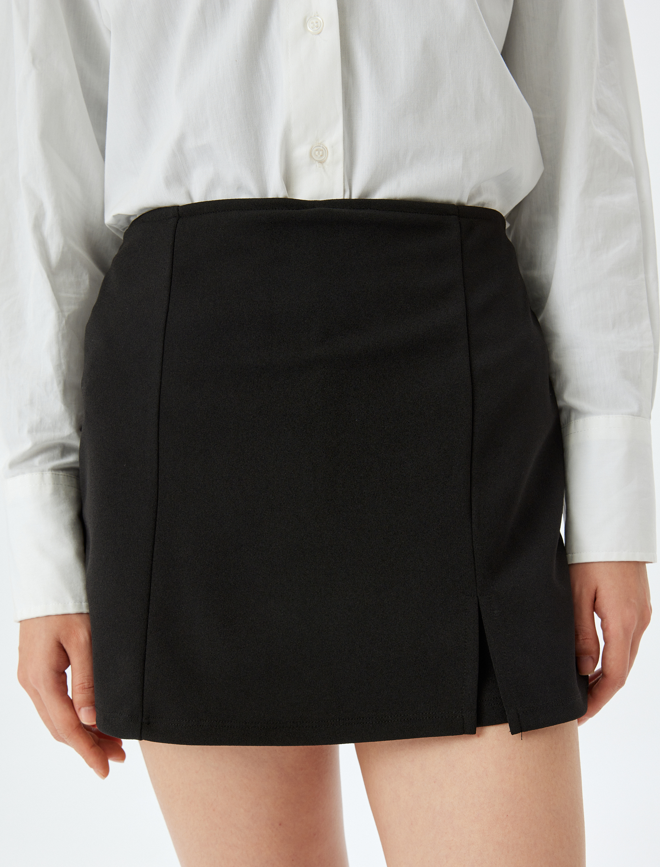   Standart Bel Yırtmaç Detaylı Mini Şort Etek