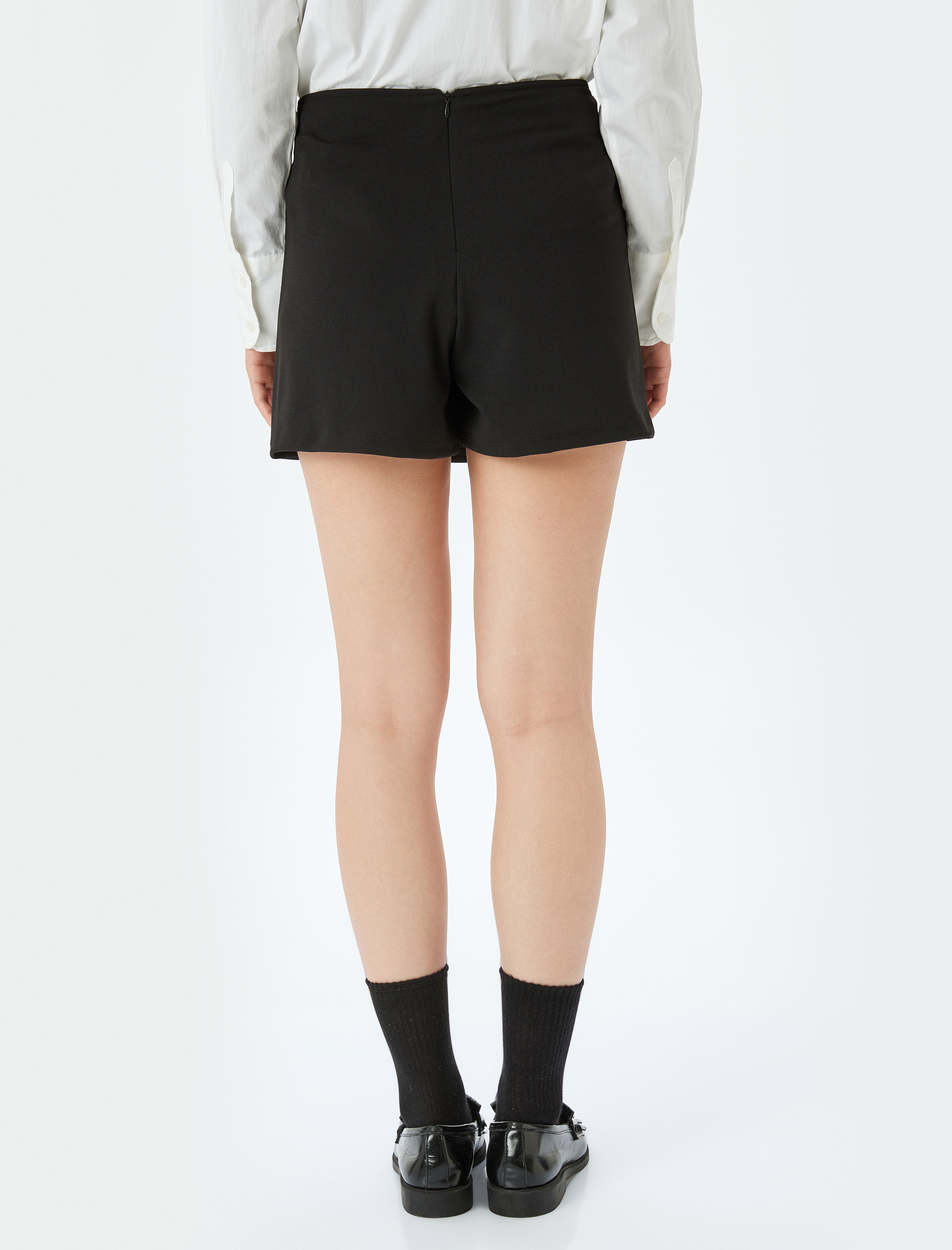   Standart Bel Yırtmaç Detaylı Mini Şort Etek