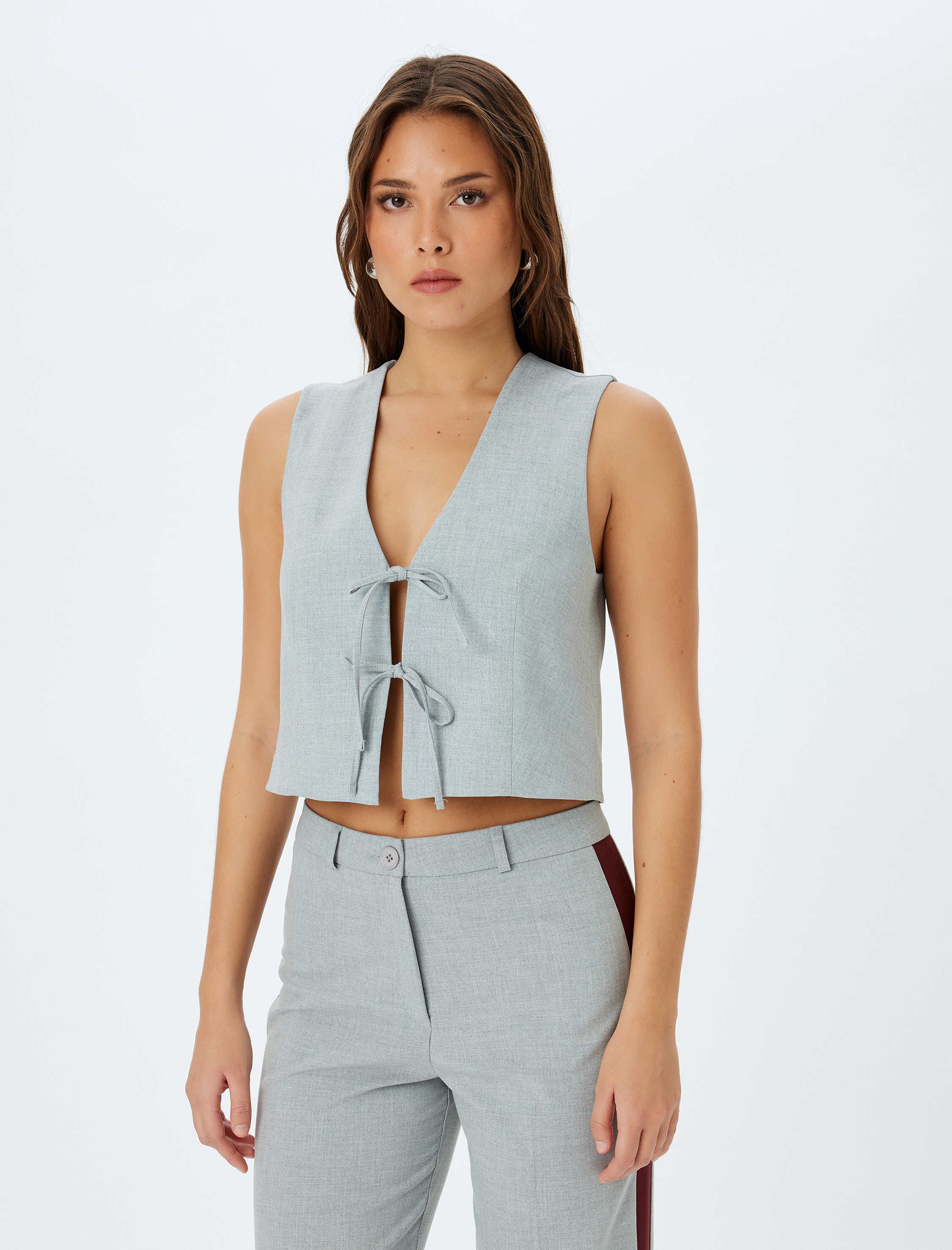   Önden Bağlamalı Fiyonk Detaylı V Yaka Yelek