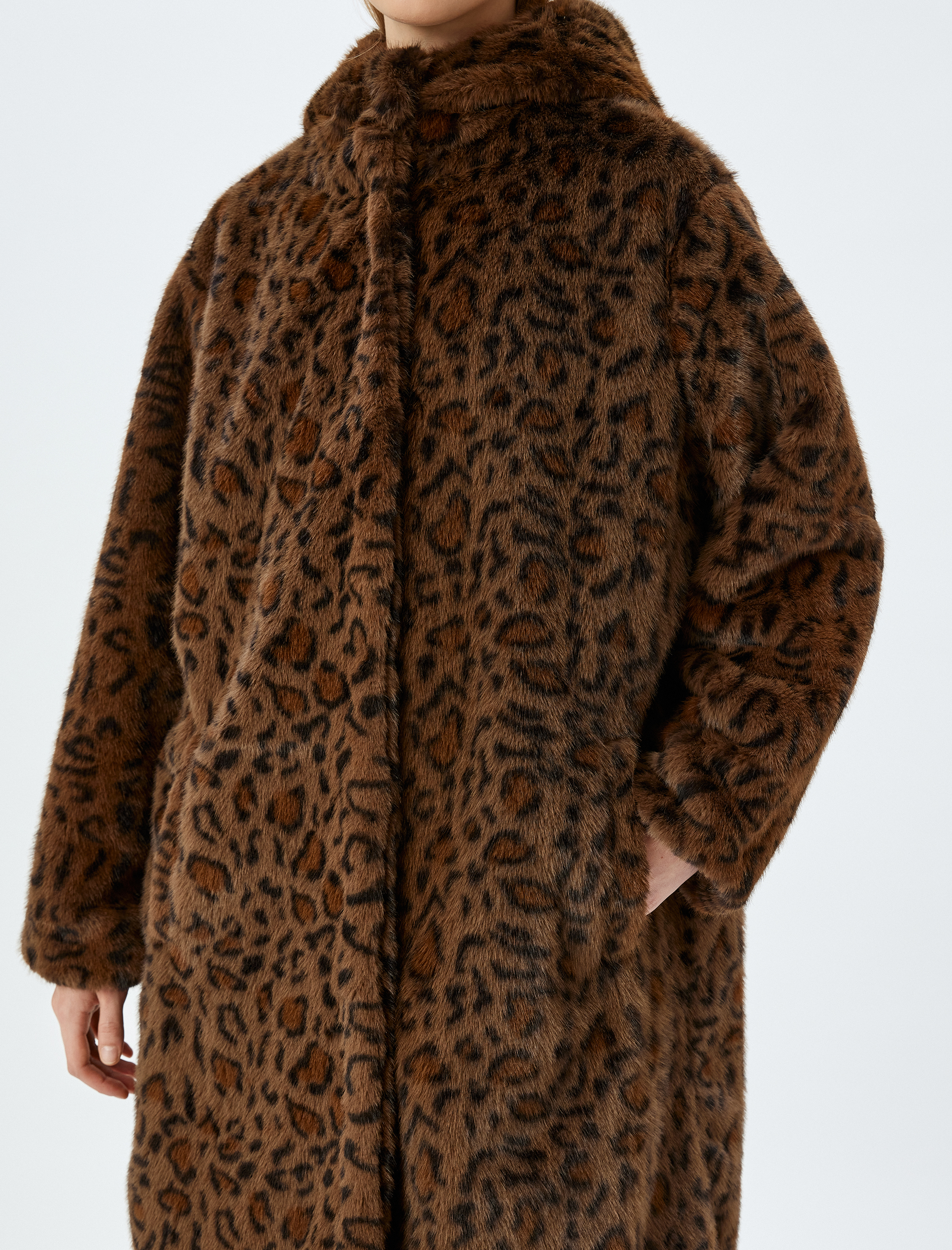   Kapüşonlu Cep Detaylı Leopar Suni Kürk Kaban