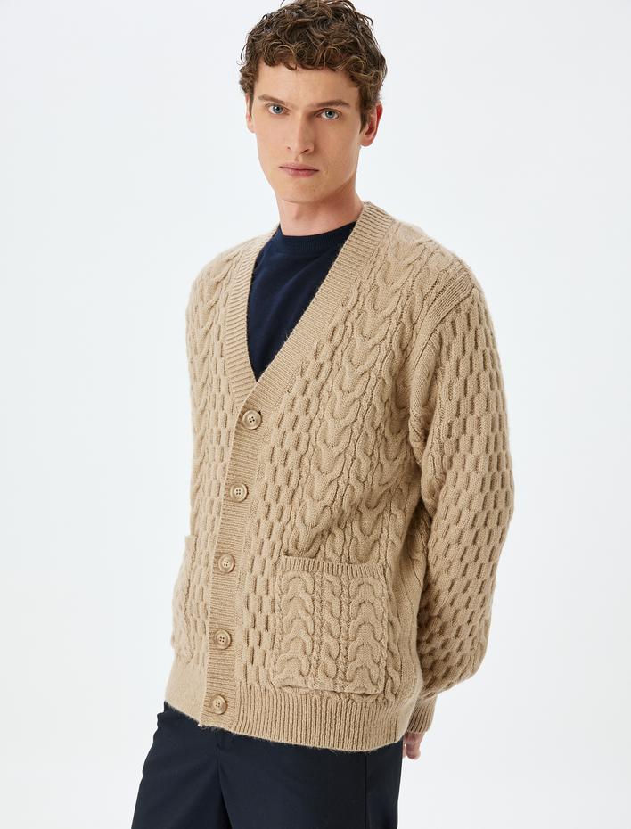  V Yaka Cepli Dokulu Düğmeli Triko Hırka