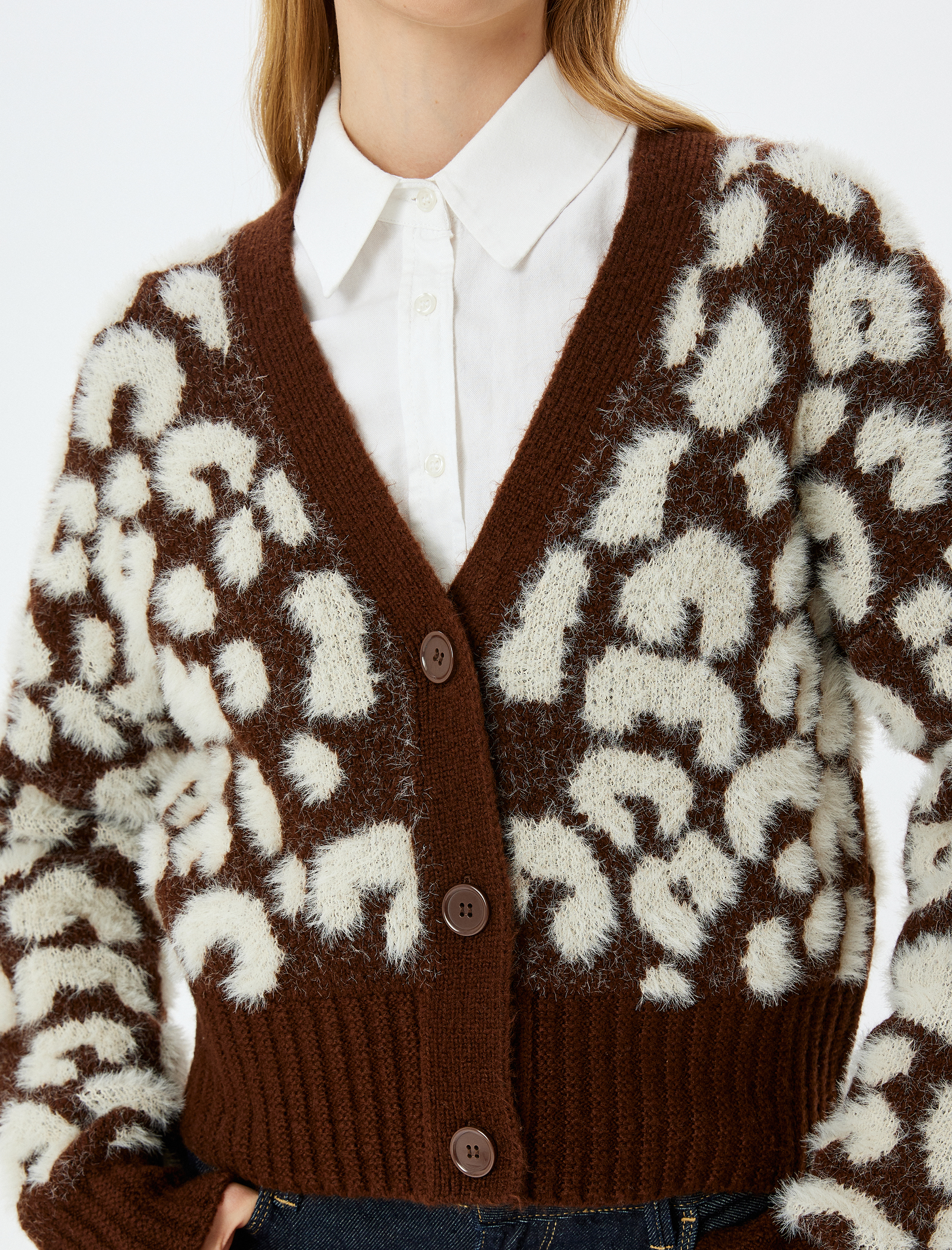 V Yaka Düğmeli Yumuşak Dokulu Triko Hırka