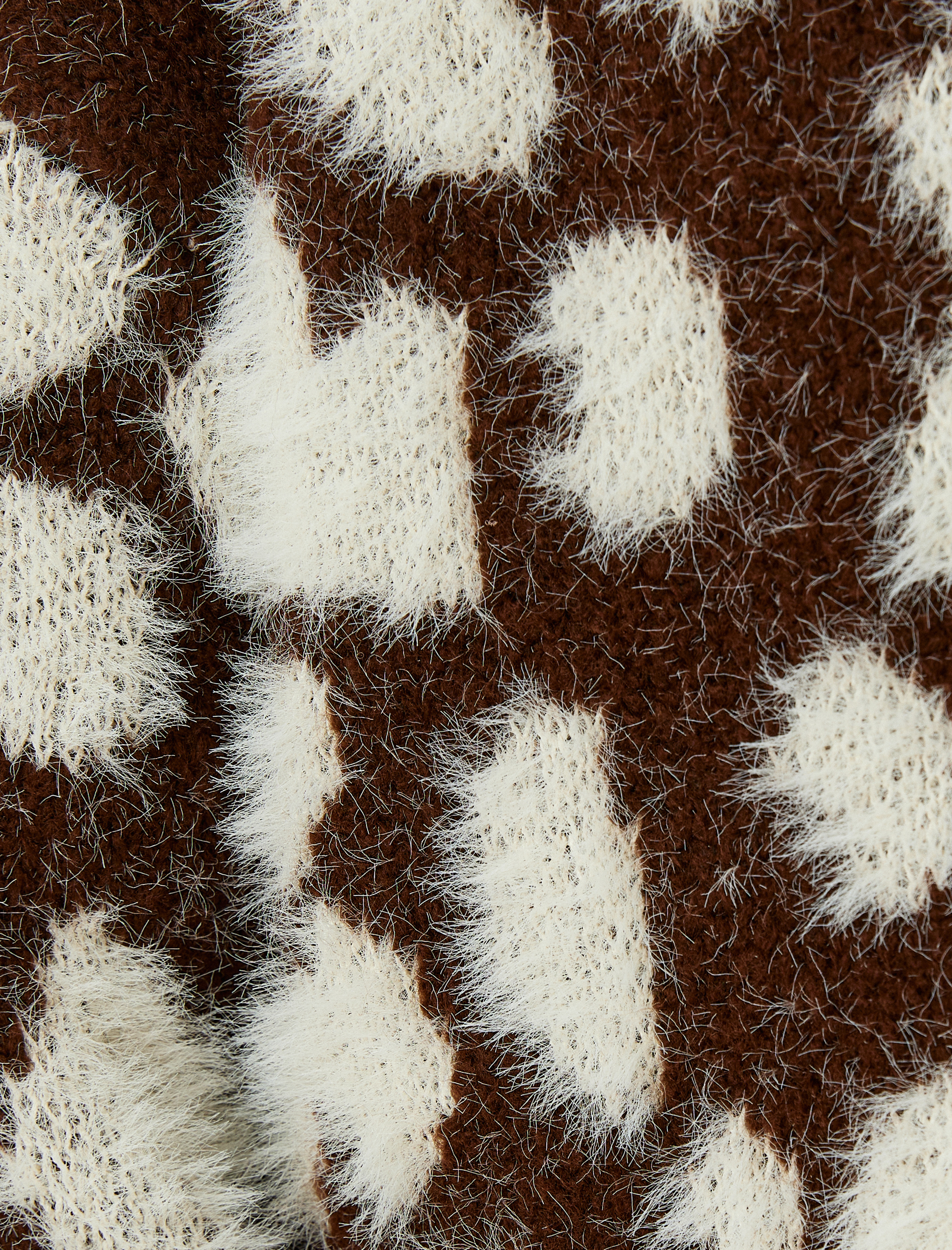 V Yaka Düğmeli Yumuşak Dokulu Triko Hırka