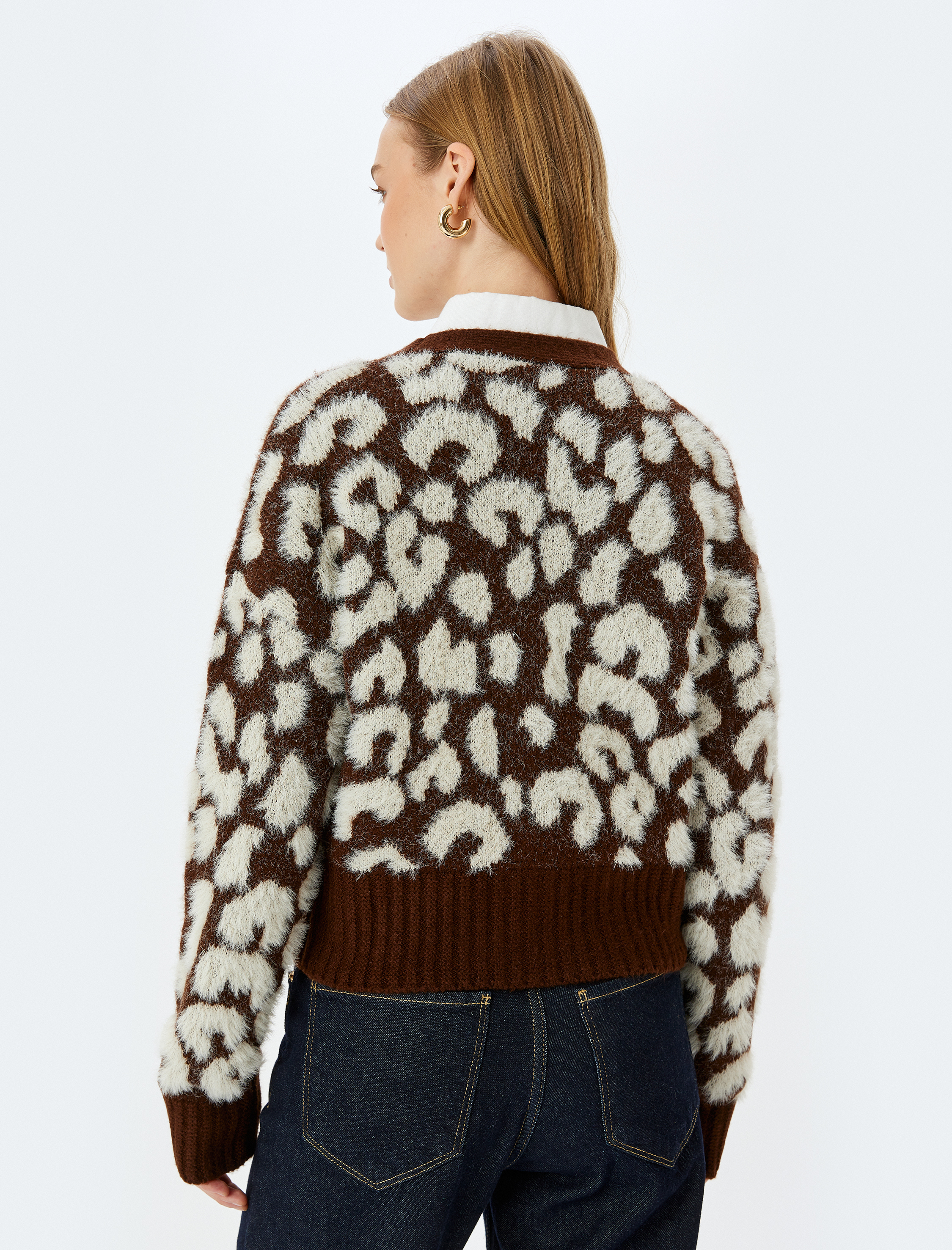 V Yaka Düğmeli Yumuşak Dokulu Triko Hırka