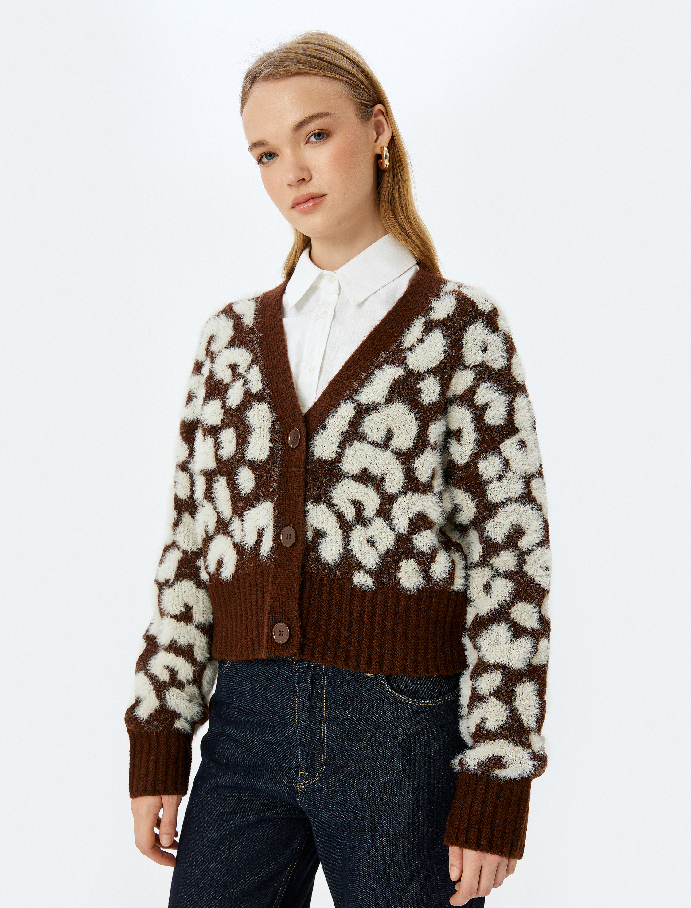 V Yaka Düğmeli Yumuşak Dokulu Triko Hırka