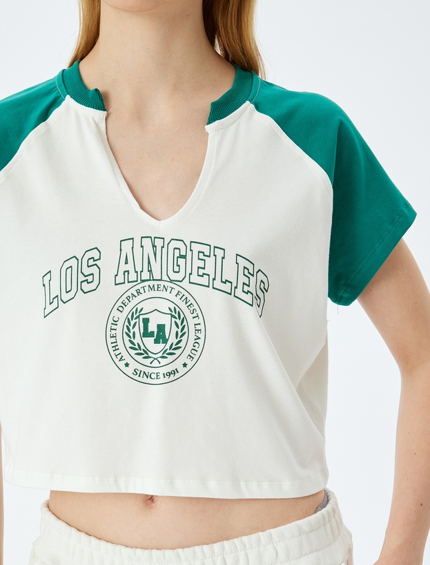 V Yaka Kısa Kollu Kolej Baskılı Crop Slim Fit Tişört_4