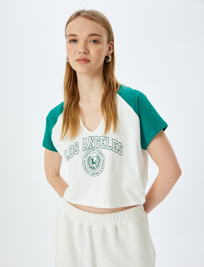 V Yaka Kısa Kollu Kolej Baskılı Crop Slim Fit Tişört