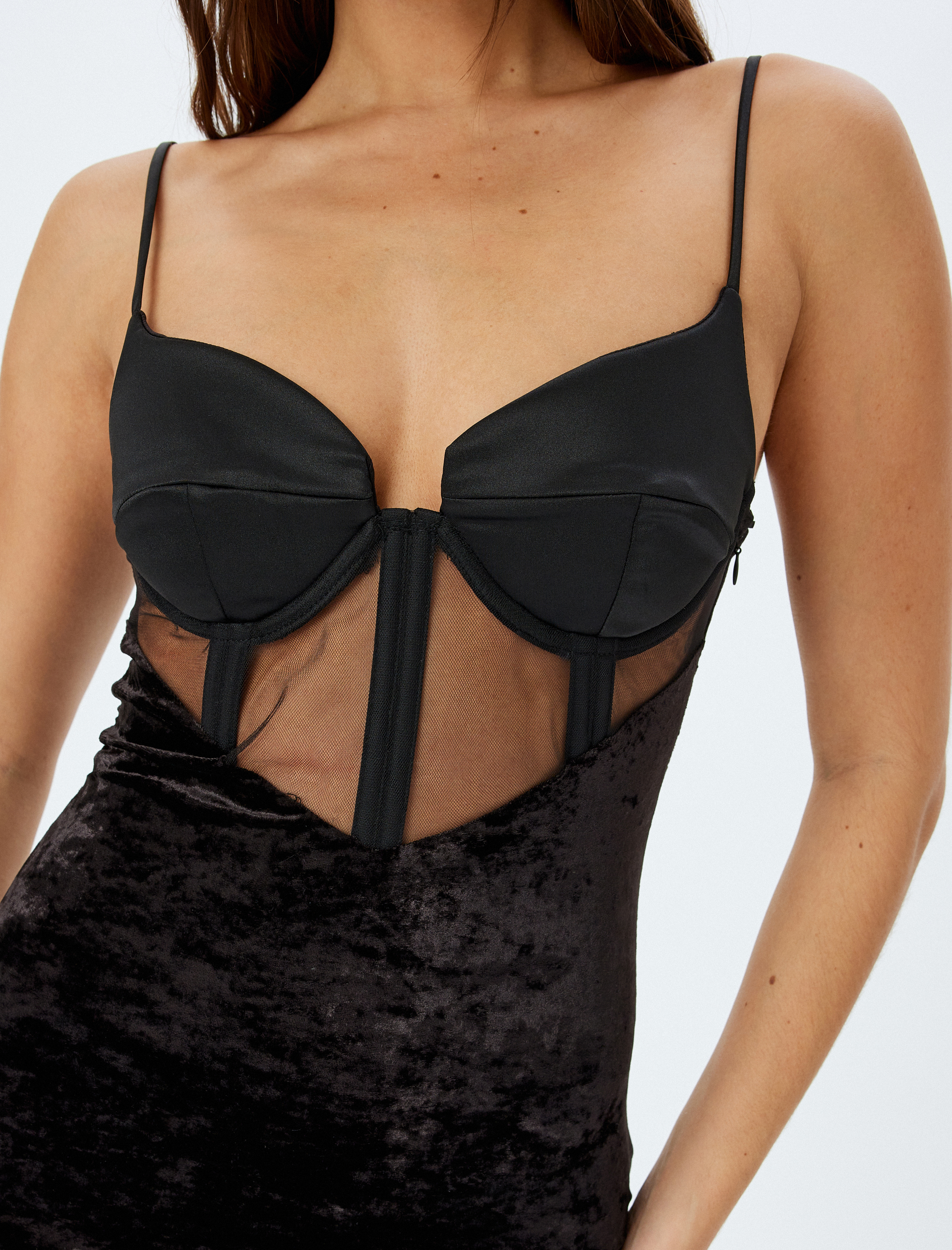 Tül Korse Detaylı Asimetrik İp Askılı Kalp Yaka Kadife Abiye Elbise