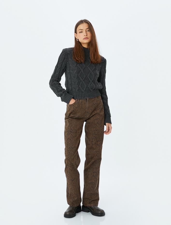  Dik Yaka Saç Örgü Dokulu Sırtı Bağcıklı Triko Kazak