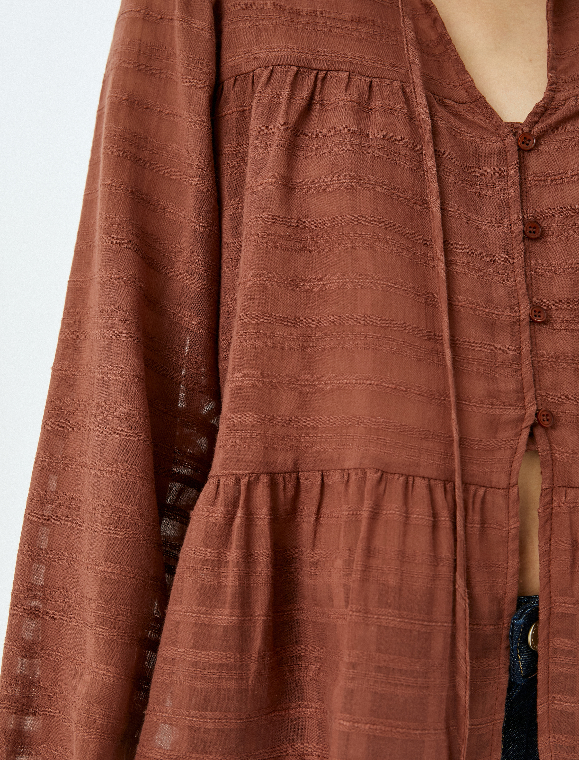   Hakim Yaka Uzun Balon Kollu Düğmeli Volanlı Bluz