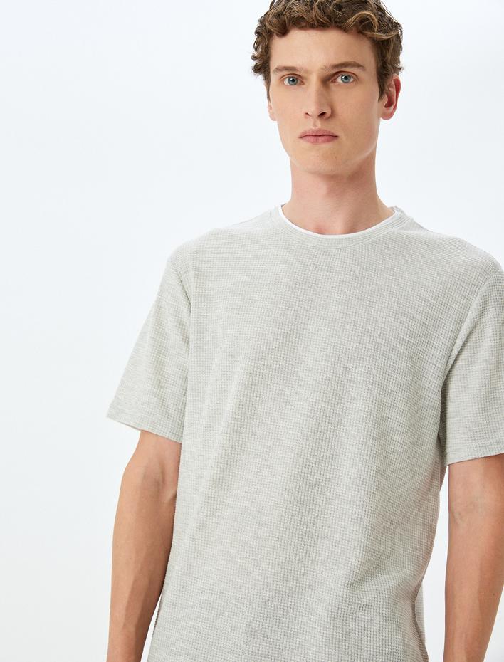  Dokulu Kısa Kollu Yaka Detaylı Pamuk Karışımlı Bisiklet Yaka Slim Fit Tişört