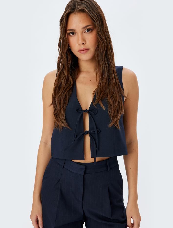  Önden Fiyonk Bağlama Detaylı V Yaka Crop Yelek