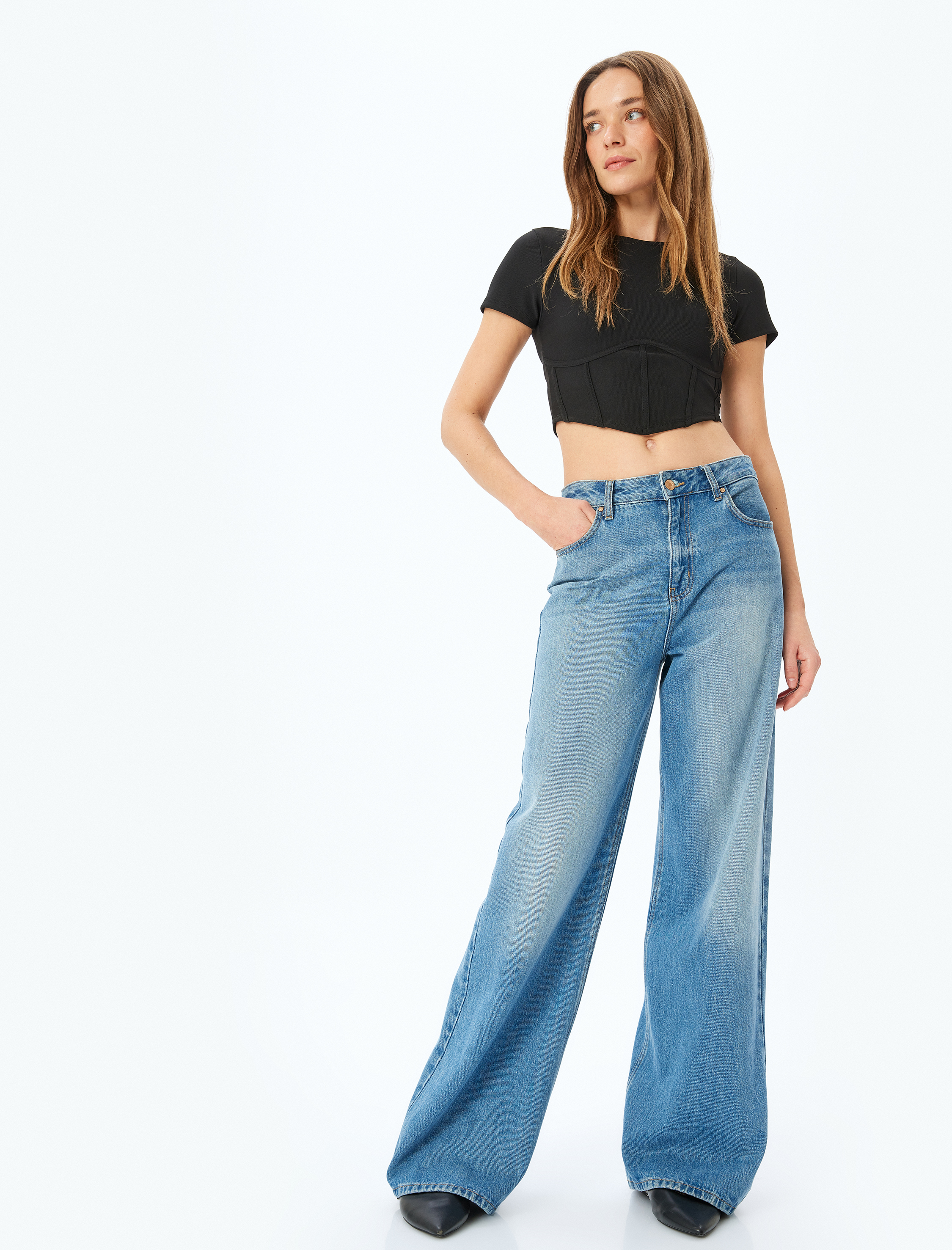 Kısa Kollu Yuvarlak Yaka Korse Detaylı Crop Fitilli Tişört