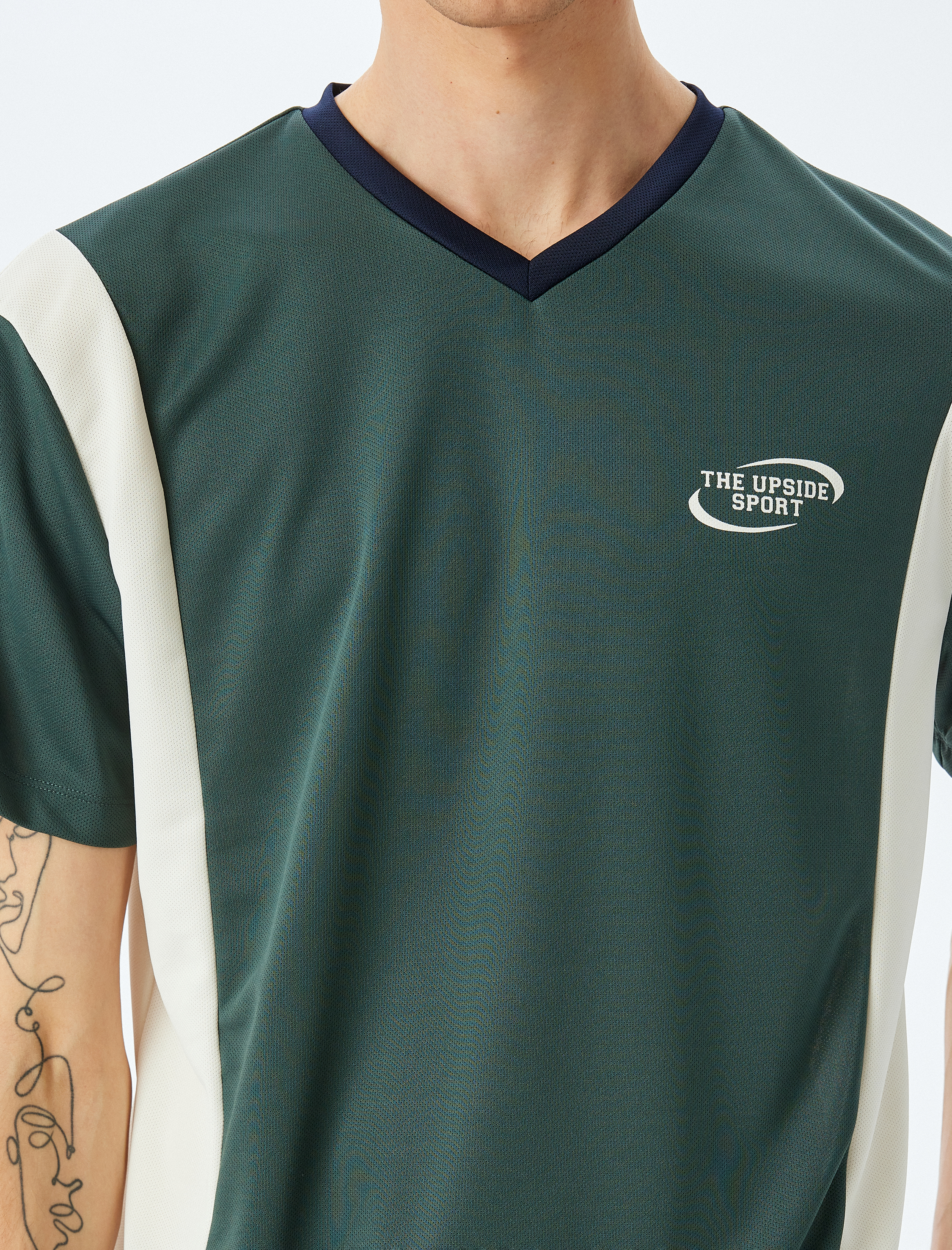   V Yaka Kısa Kollu Renk Bloklu Slogan Baskılı Oversize Spor Tişört