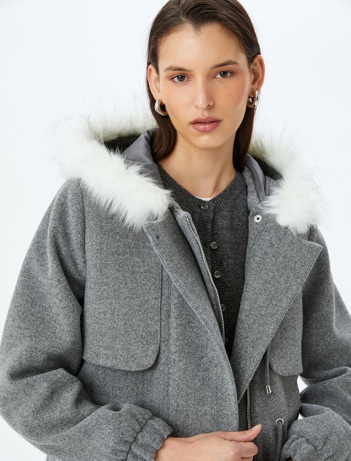  Cepli Fermuarlı Suni Kürk Detaylı Kapüşonlu Kaşe Kaban