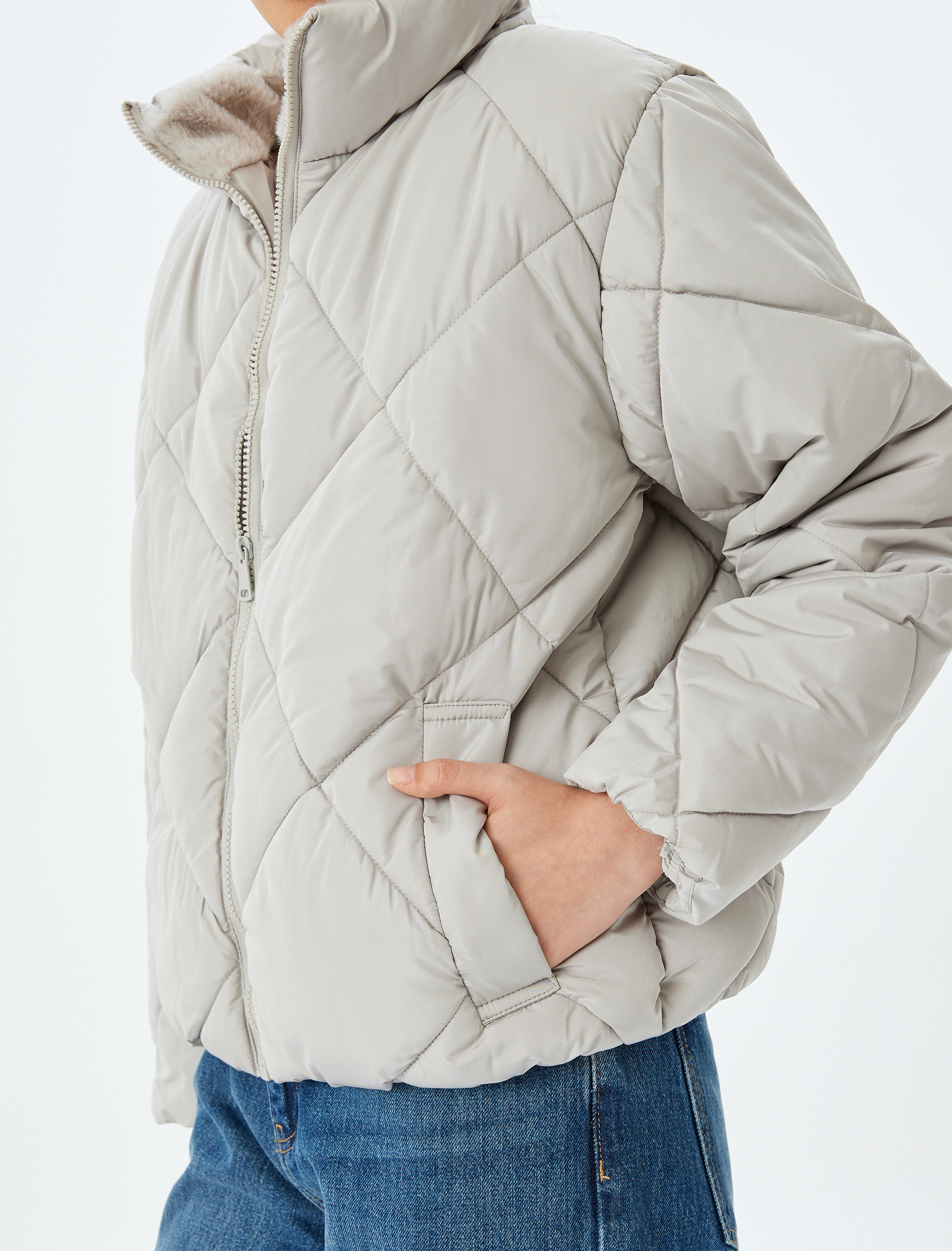 Fermuarlı Cepli Dik Yaka Kapitone Kısa Şişme Mont