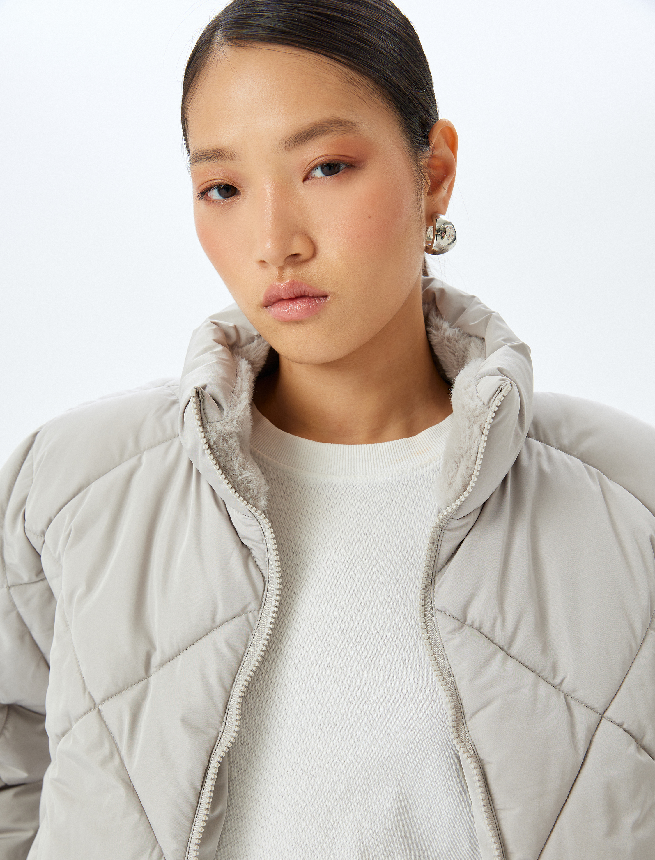 Fermuarlı Cepli Dik Yaka Kapitone Kısa Şişme Mont