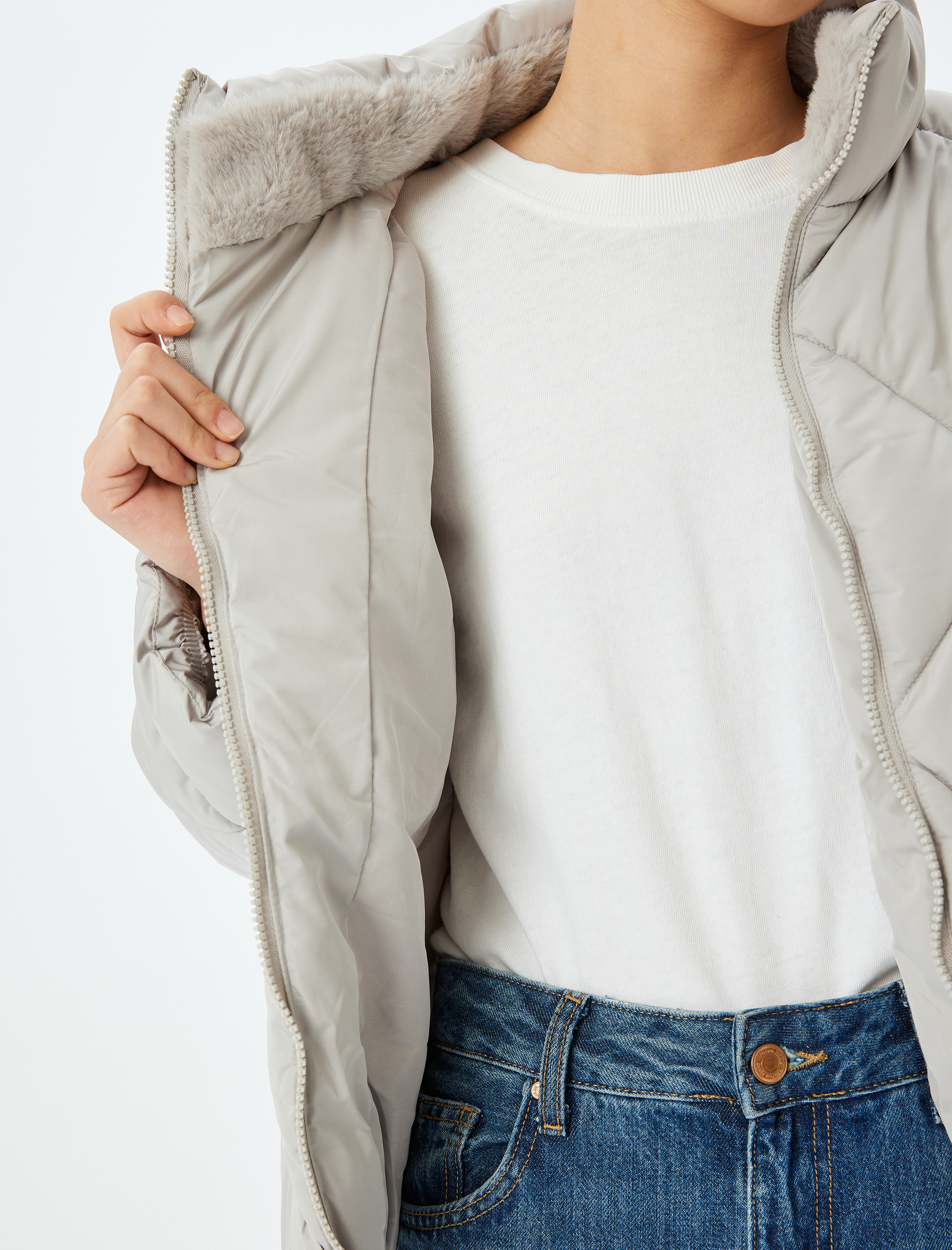 Fermuarlı Cepli Dik Yaka Kapitone Kısa Şişme Mont