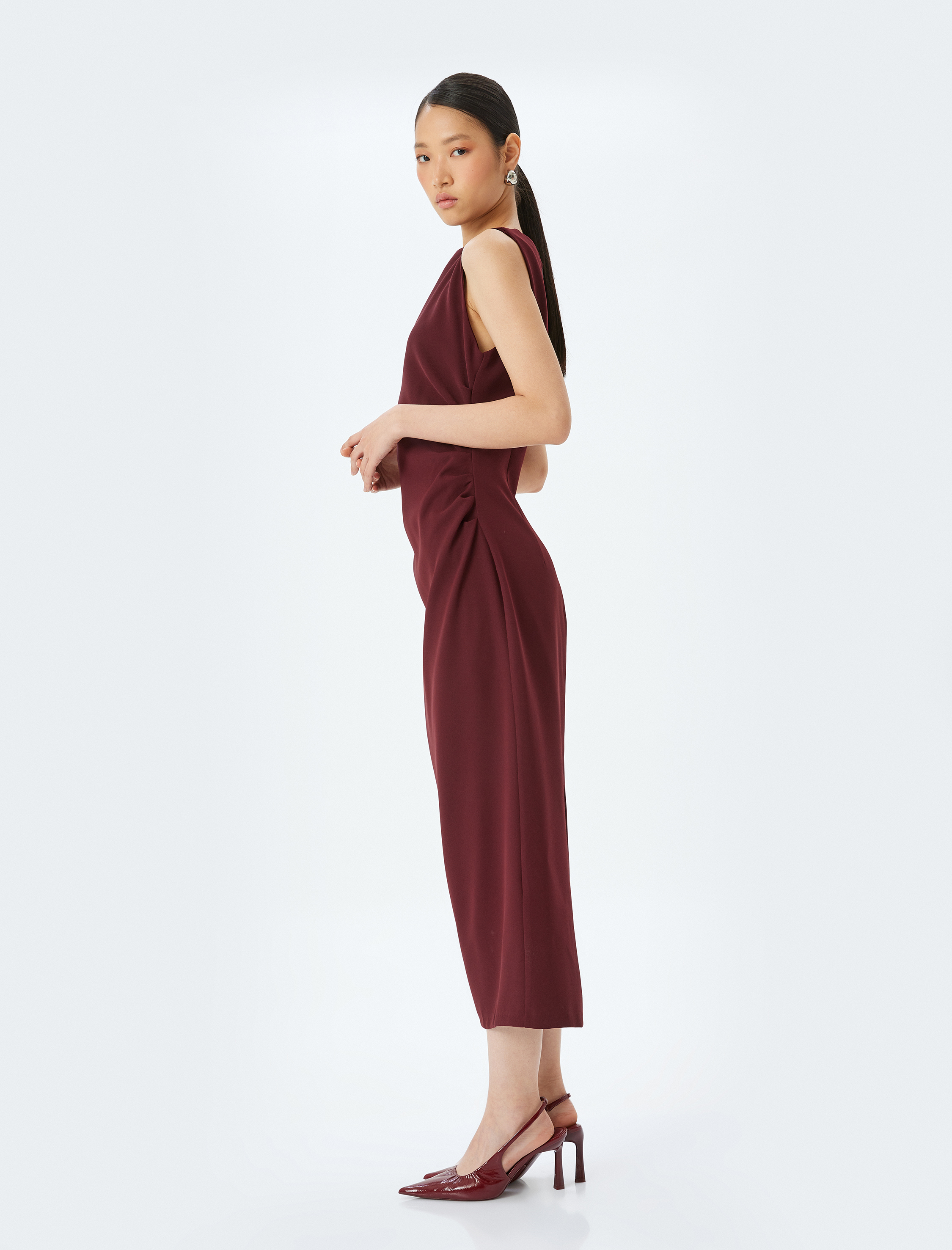 Krep Kumaş Drape Detaylı Slim Fit Yuvarlak Yaka Kolsuz Uzun Kalem Elbise
