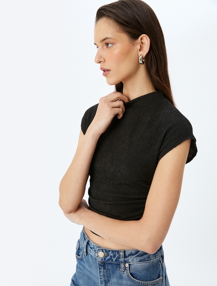  Dik Yaka Kap Kol Drape Detaylı Dokulu Crop Tişört