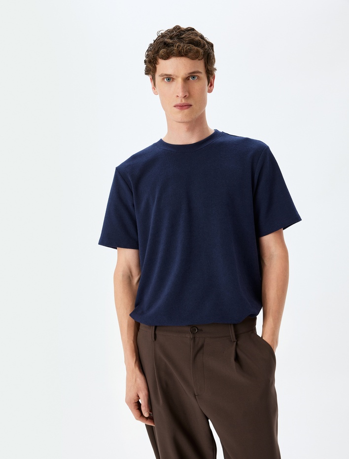  Bisiklet Yaka Regular Fit Kısa Kollu Tok Kumaş Etiket Detaylı Basic Tişört